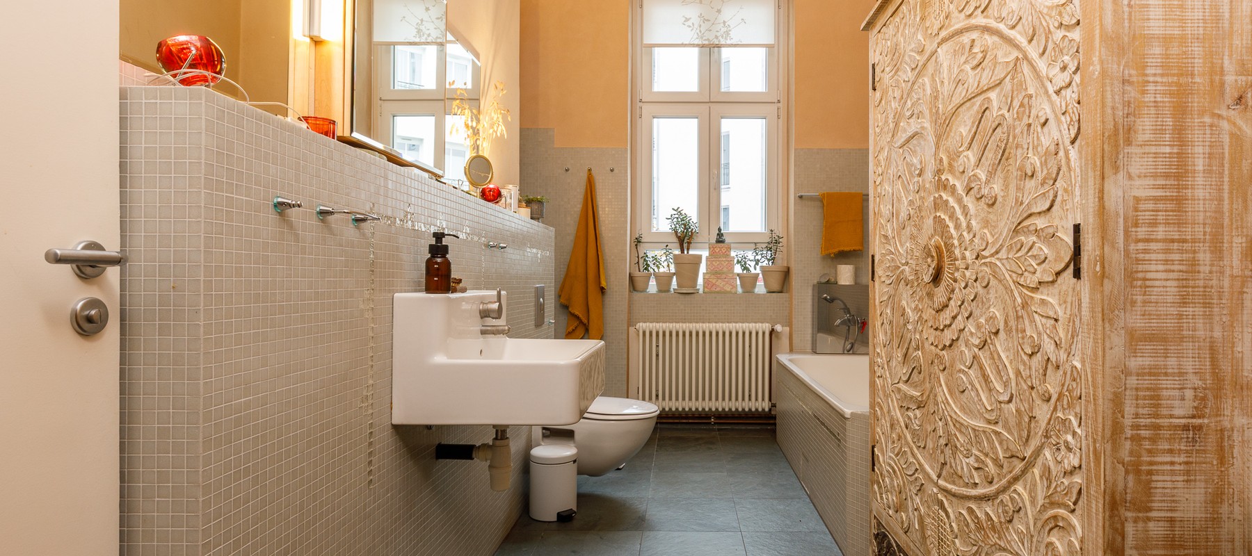 Tagesbelichtetes Vollbad mit Dusche & Wanne Tagesbelichtetes Vollbad mit Dusche & Wanne