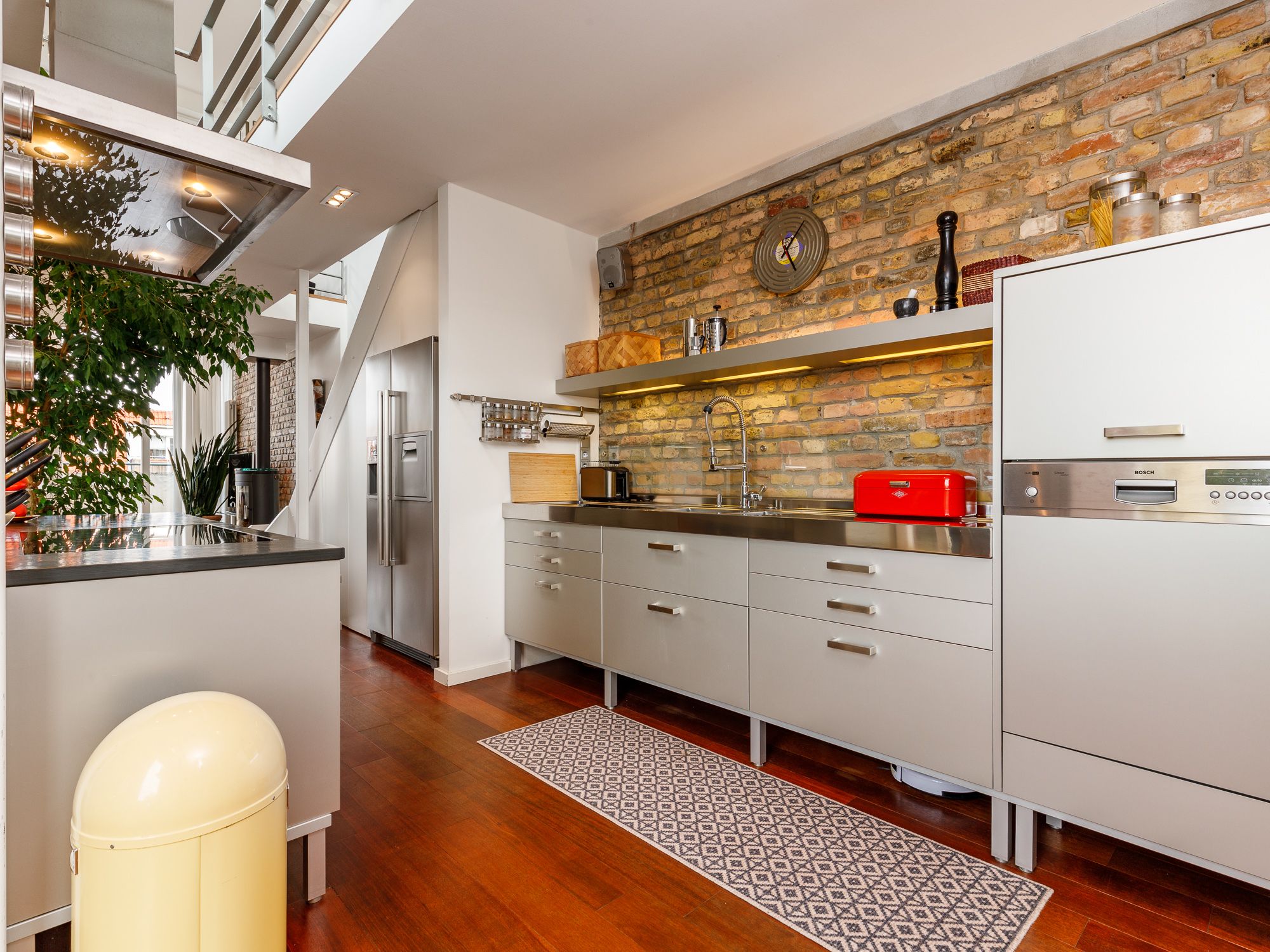 Hochwertige Einbauküche mit Elektrogeräten