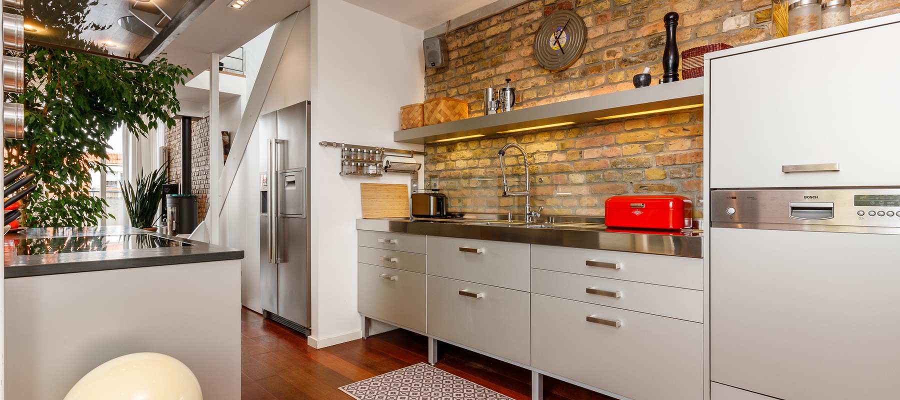 Hochwertige Einbauküche mit Elektrogeräten Hochwertige Einbauküche mit Elektrogeräten