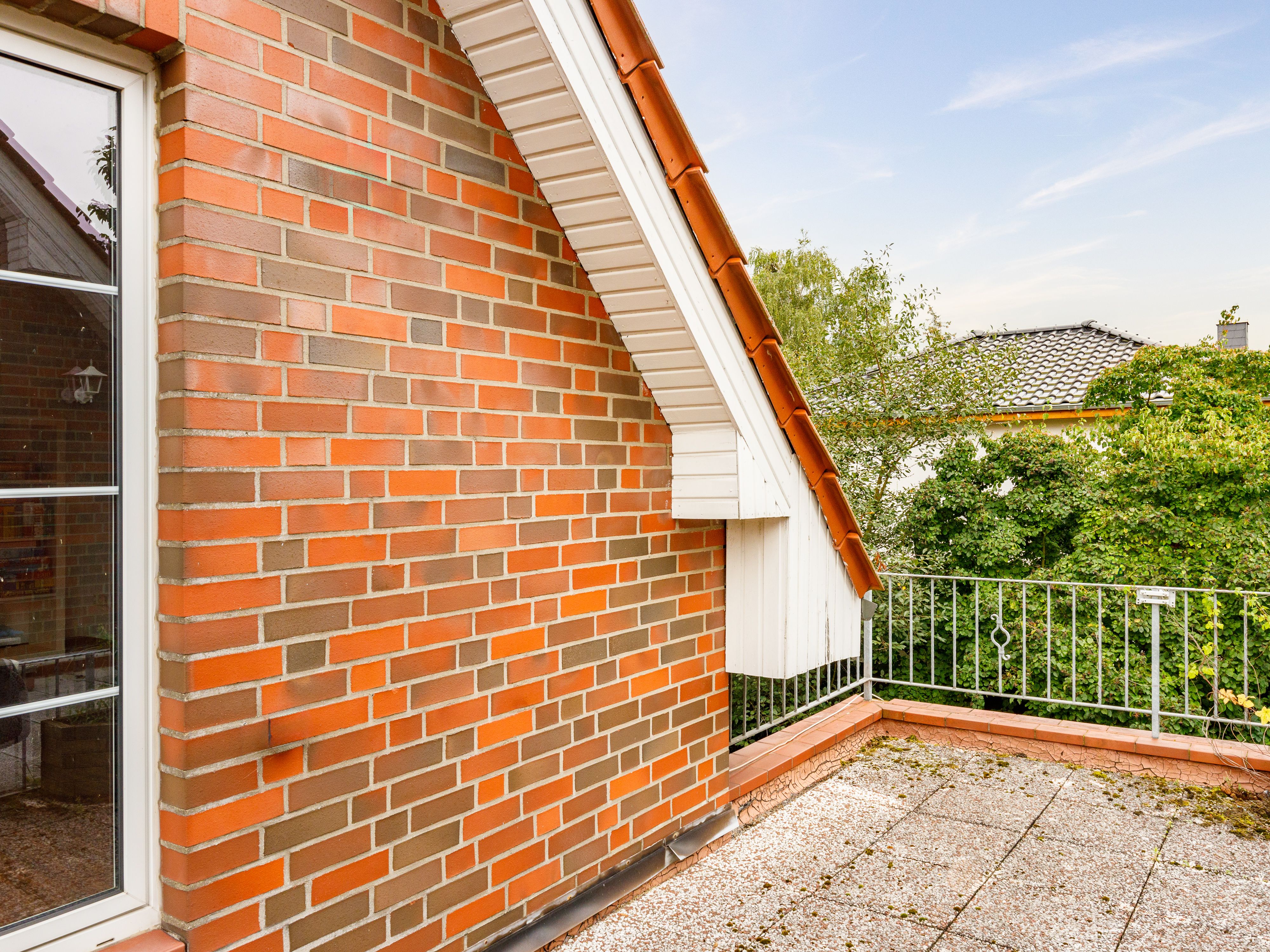 Idyllischer Blick von dem Balkon in den Garten