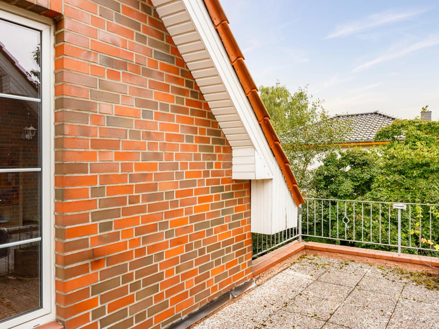 Idyllischer Blick von dem Balkon in den Garten Idyllischer Blick von dem Balkon in den Garten