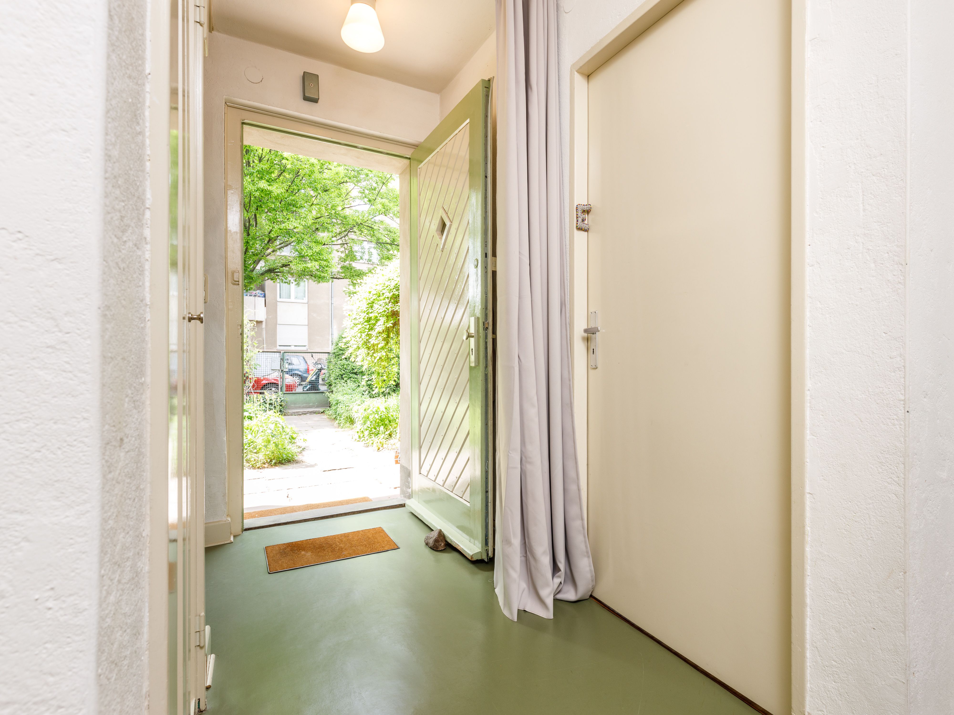 Eingangsbereich mit Zugang zur Einliegerwohnung 