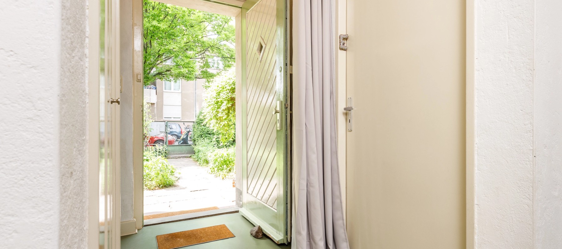 Eingangsbereich mit Zugang zur Einliegerwohnung Eingangsbereich mit Zugang zur Einliegerwohnung