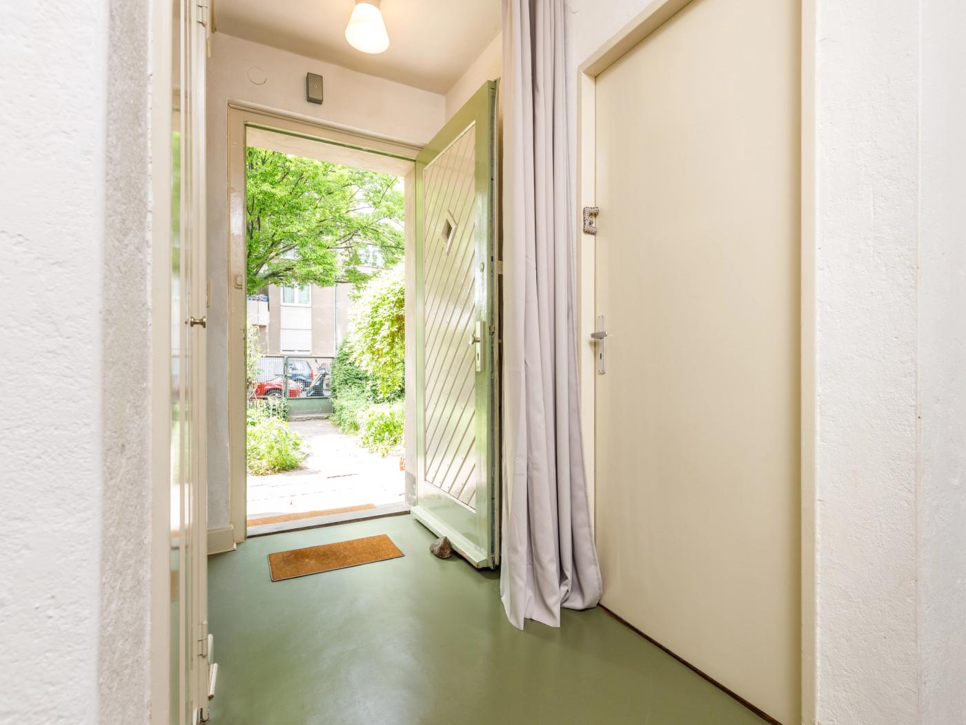 Eingangsbereich mit Zugang zur Einliegerwohnung  Eingangsbereich mit Zugang zur Einliegerwohnung