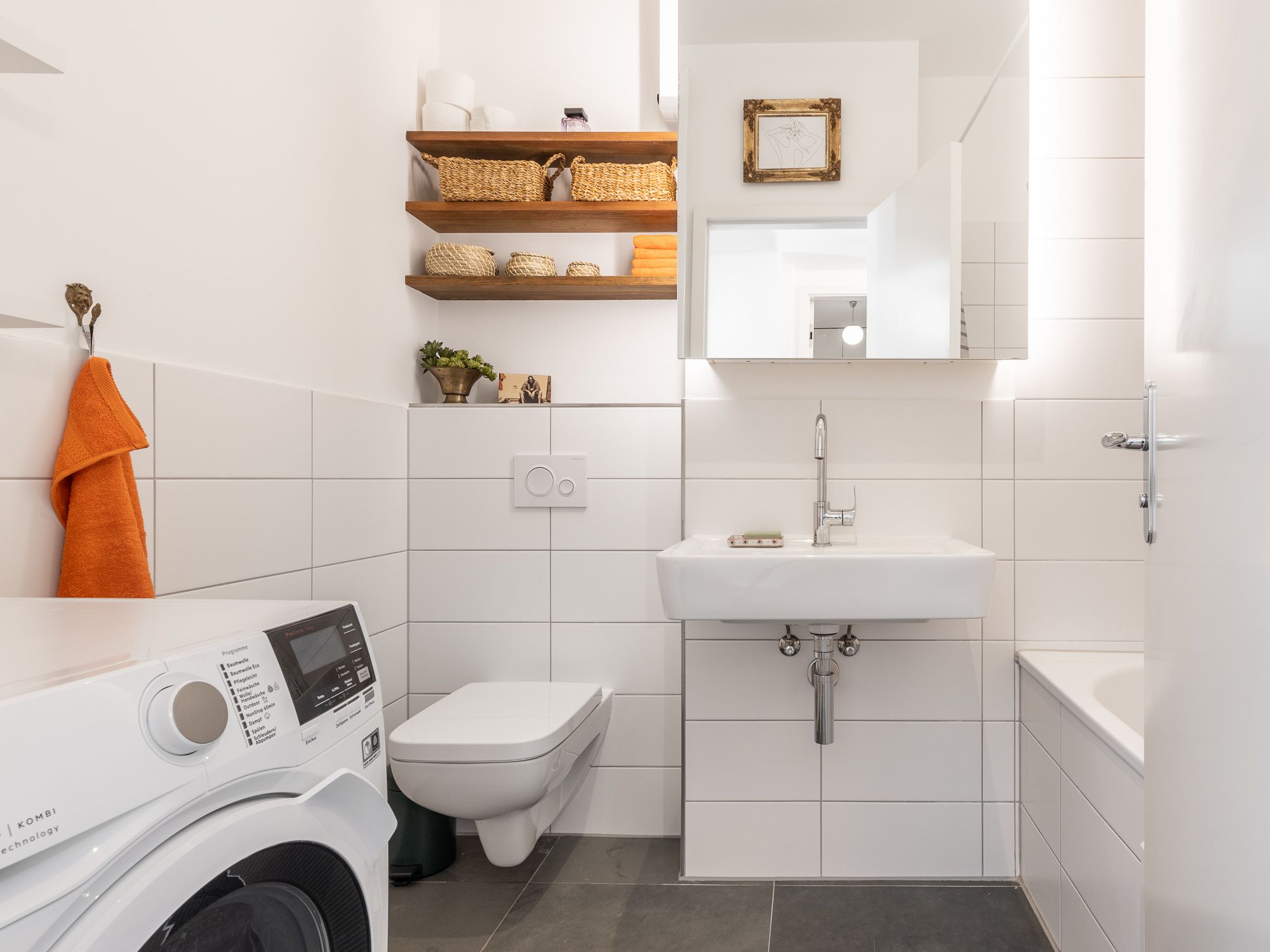 Modernisiertes Wannenbad mit Waschmaschine 