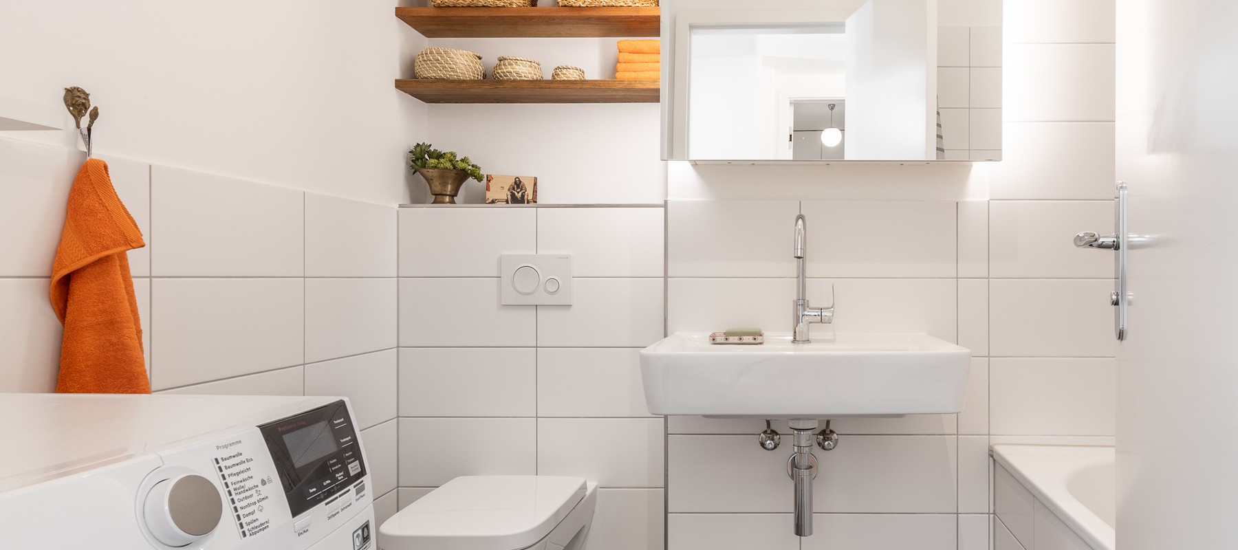 Modernisiertes Wannenbad mit Waschmaschine Modernisiertes Wannenbad mit Waschmaschine