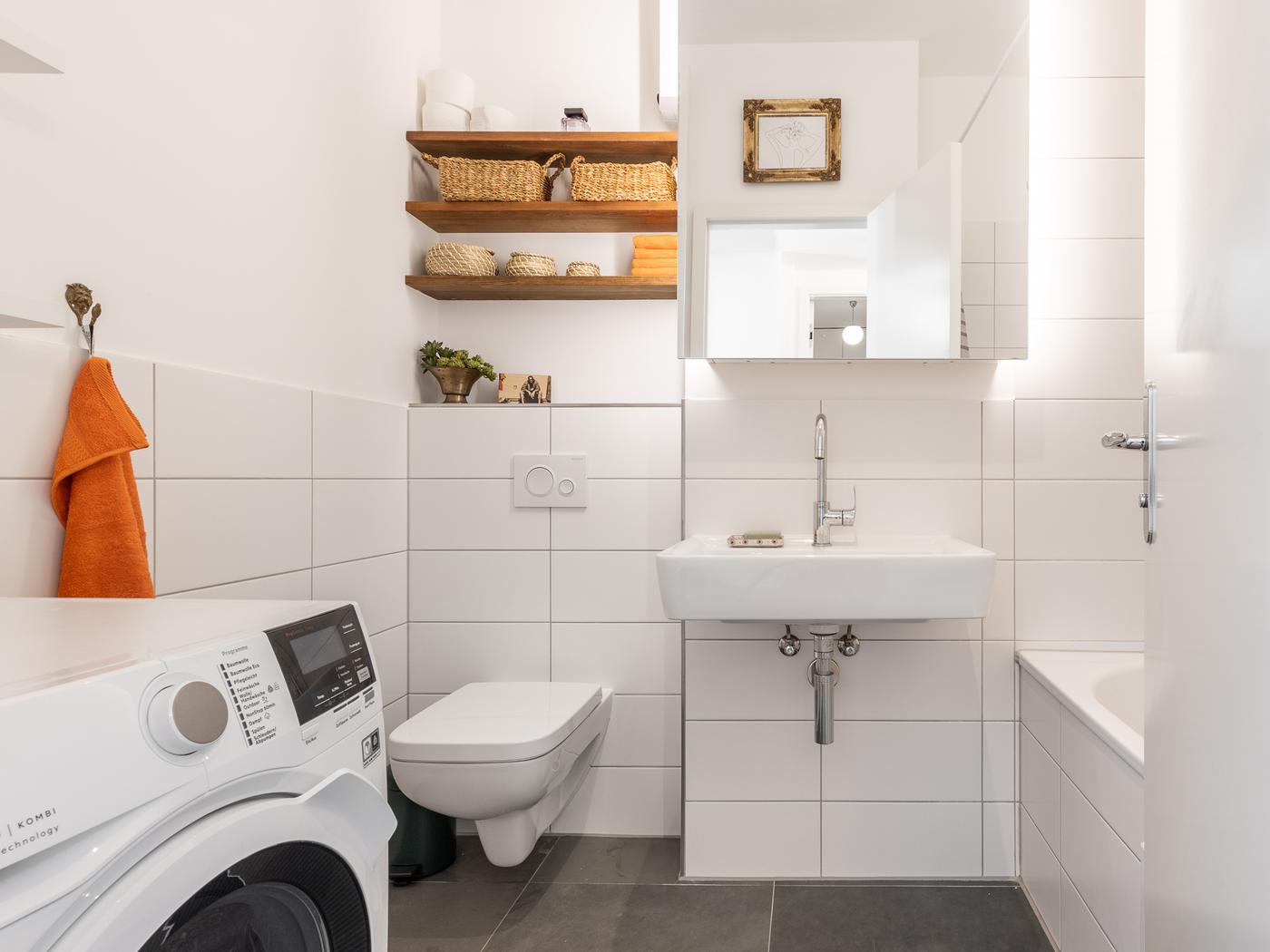 Modernisiertes Wannenbad mit Waschmaschine Modernisiertes Wannenbad mit Waschmaschine