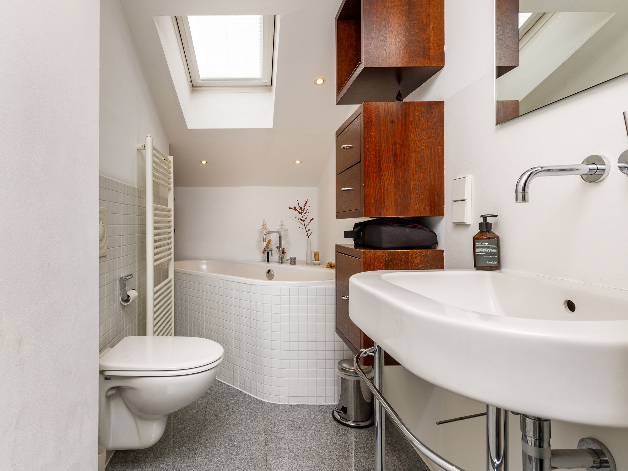 Modernes Wannenbad mit Tageslicht 