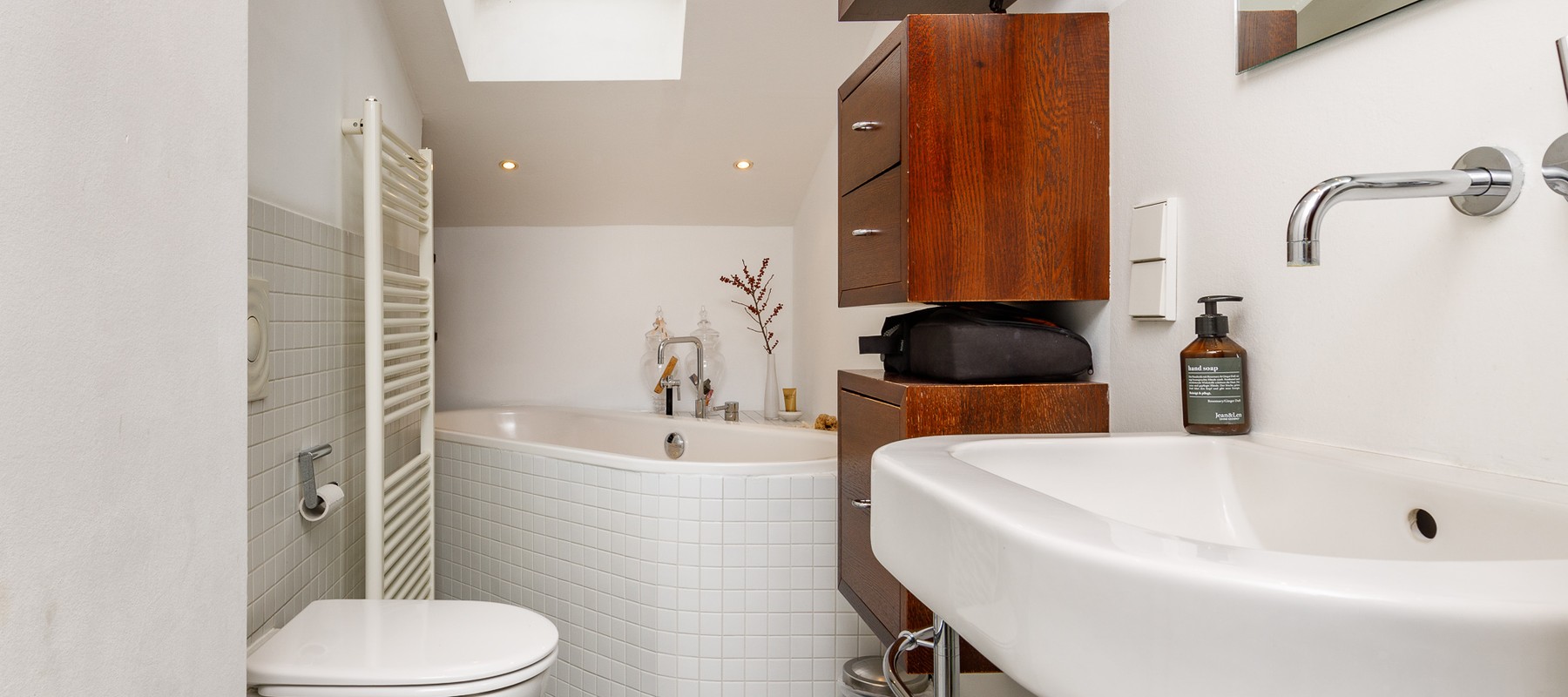 Modernes Wannenbad mit Tageslicht Modernes Wannenbad mit Tageslicht