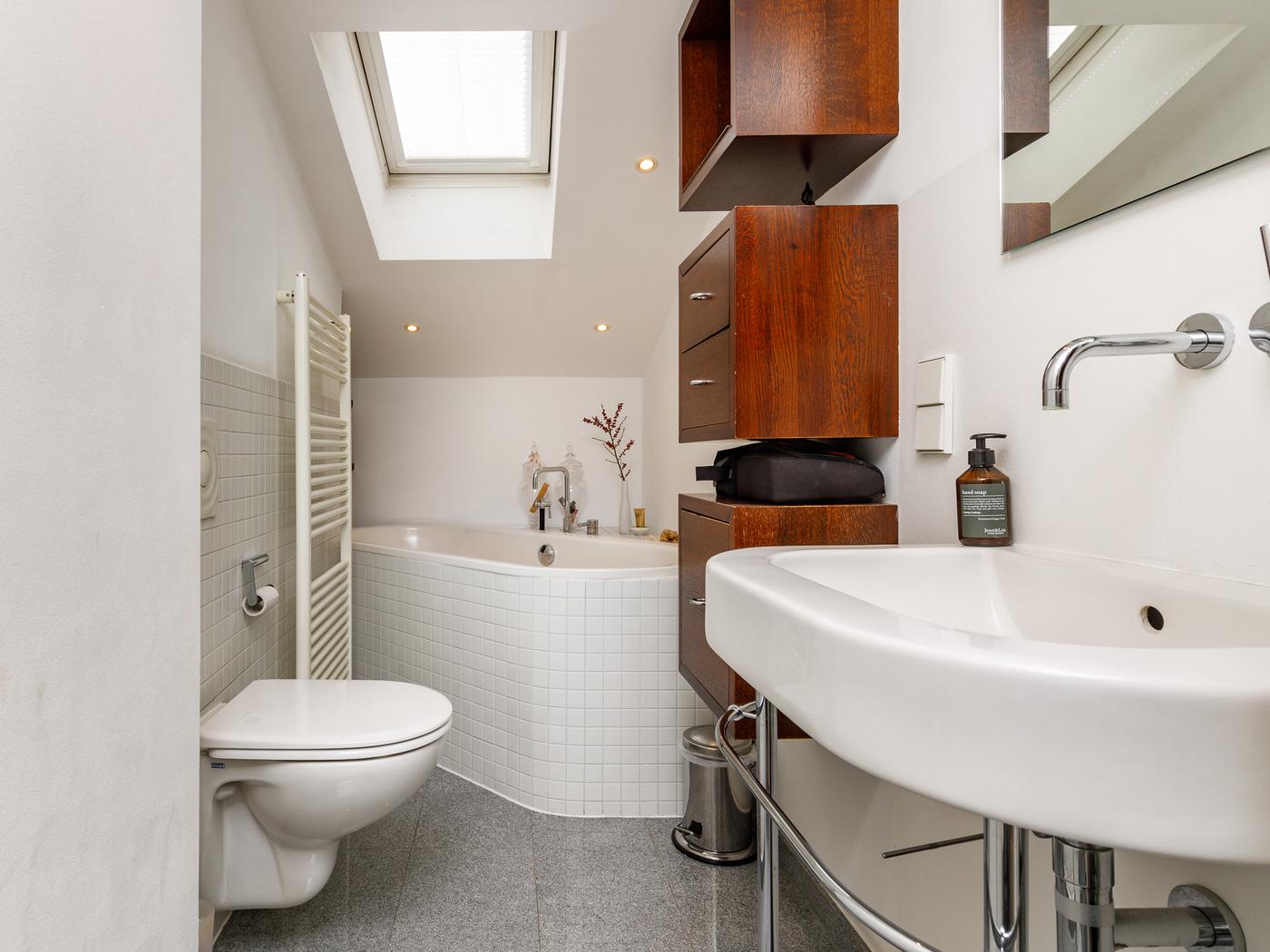 Modernes Wannenbad mit Tageslicht  Modernes Wannenbad mit Tageslicht