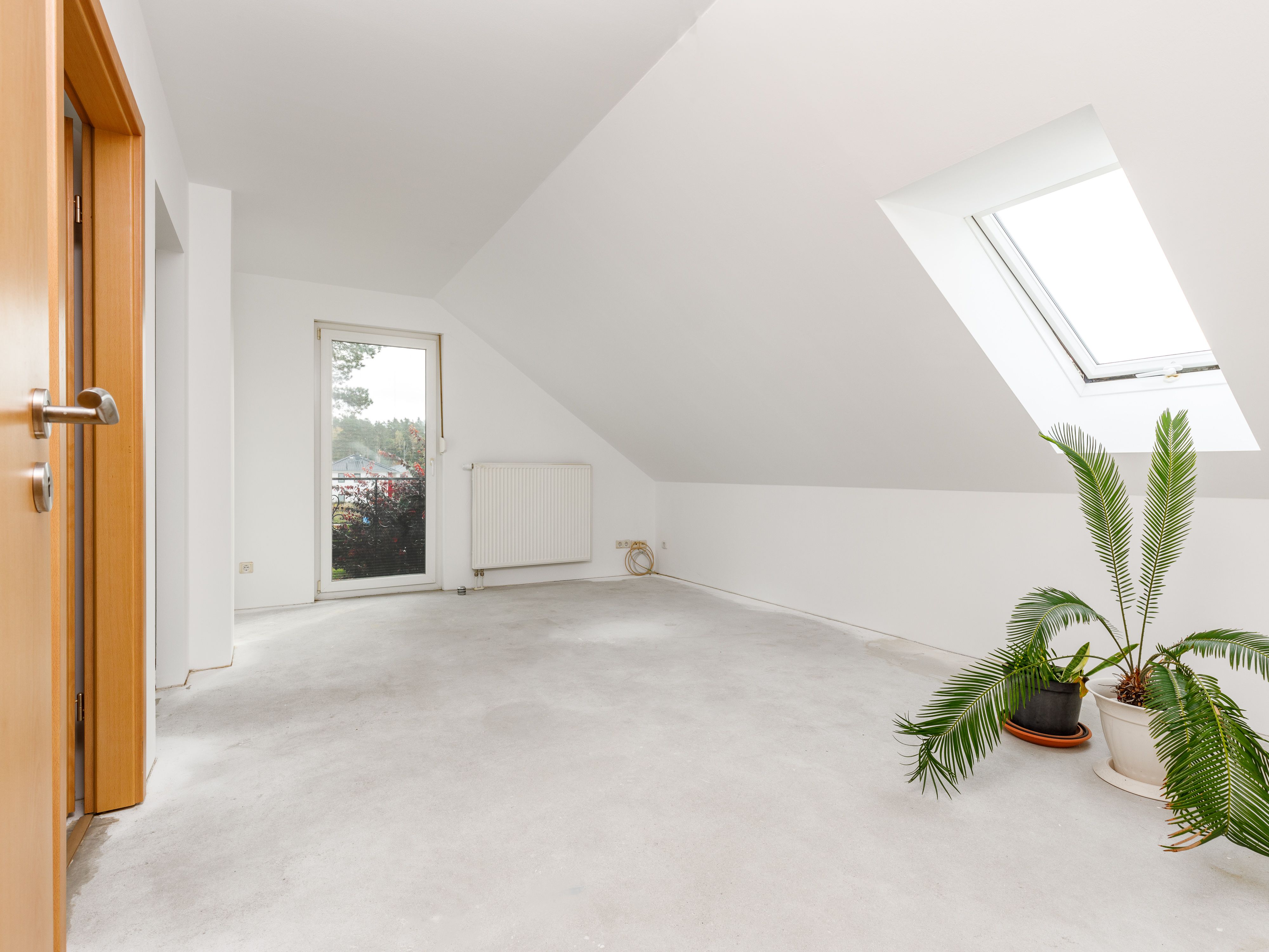 Großzügiges Wohnzimmer mit Balkonzugang