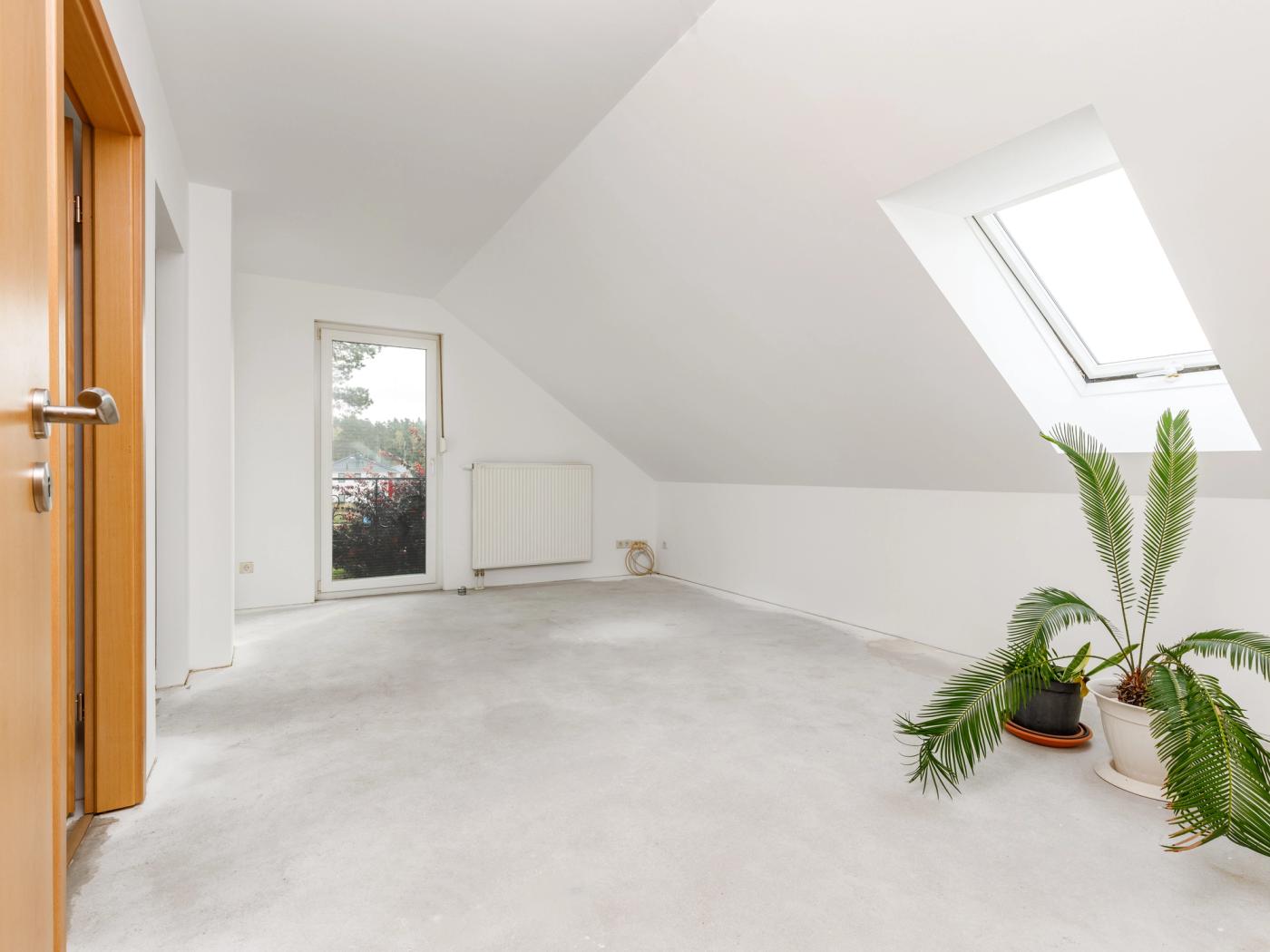 Großzügiges Wohnzimmer mit Balkonzugang Großzügiges Wohnzimmer mit Balkonzugang