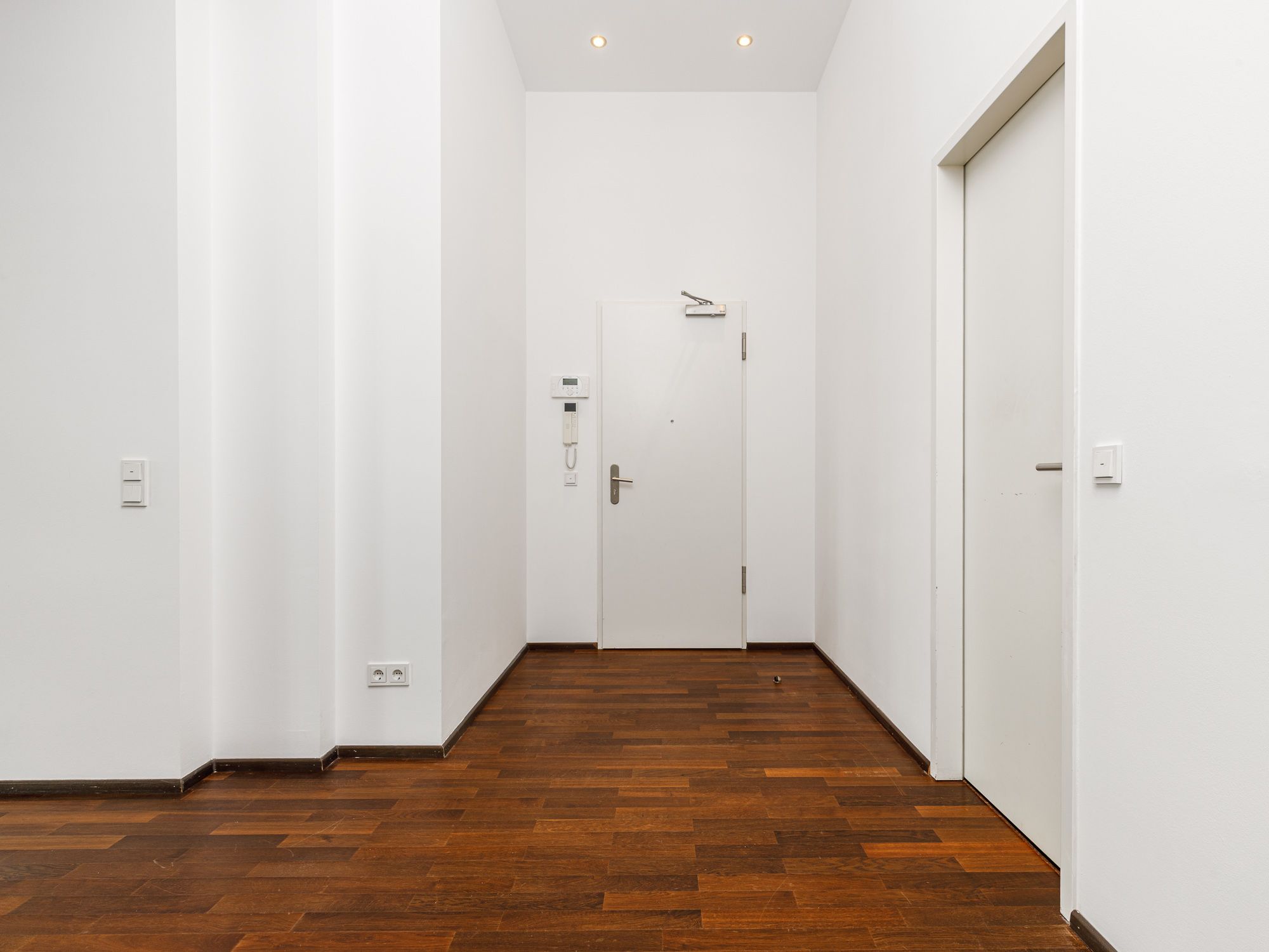Entrance area with intercom 