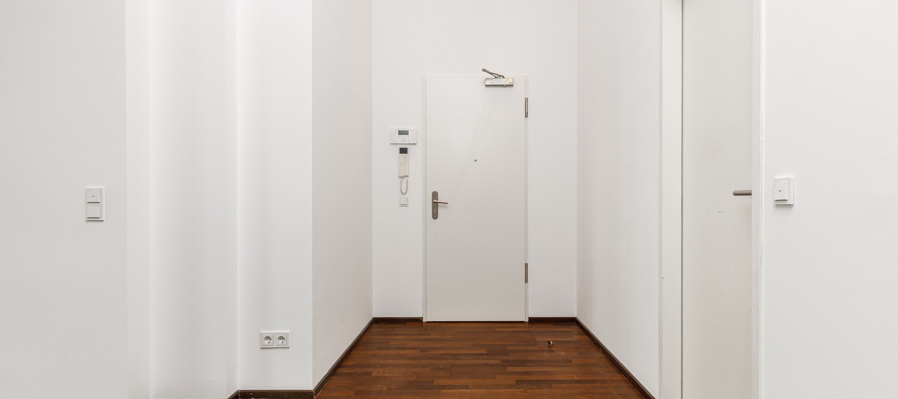 Entrance area with intercom Entrance area with intercom