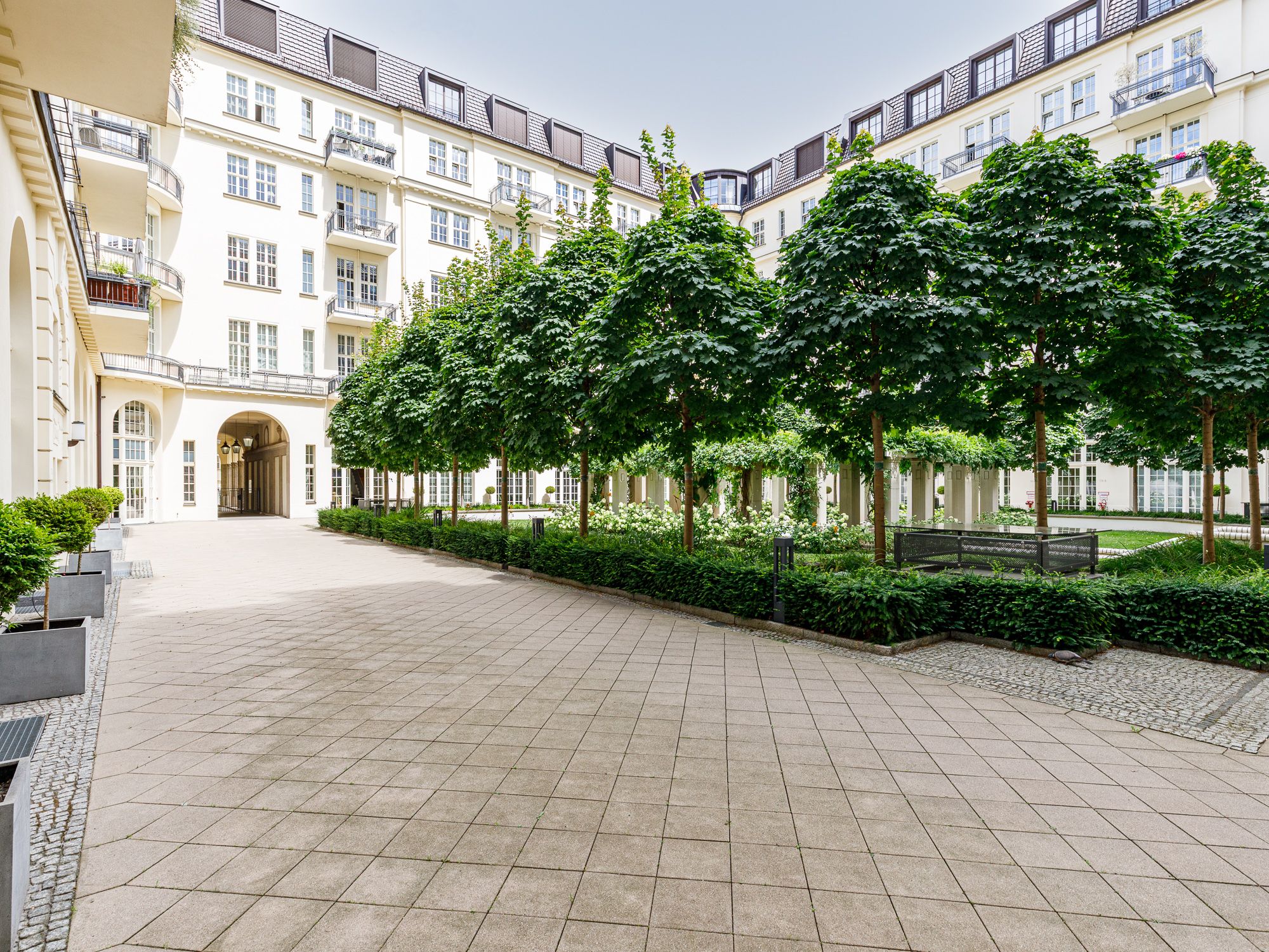 Repräsentativer Innenhof mit Sitzmöglichkeiten 