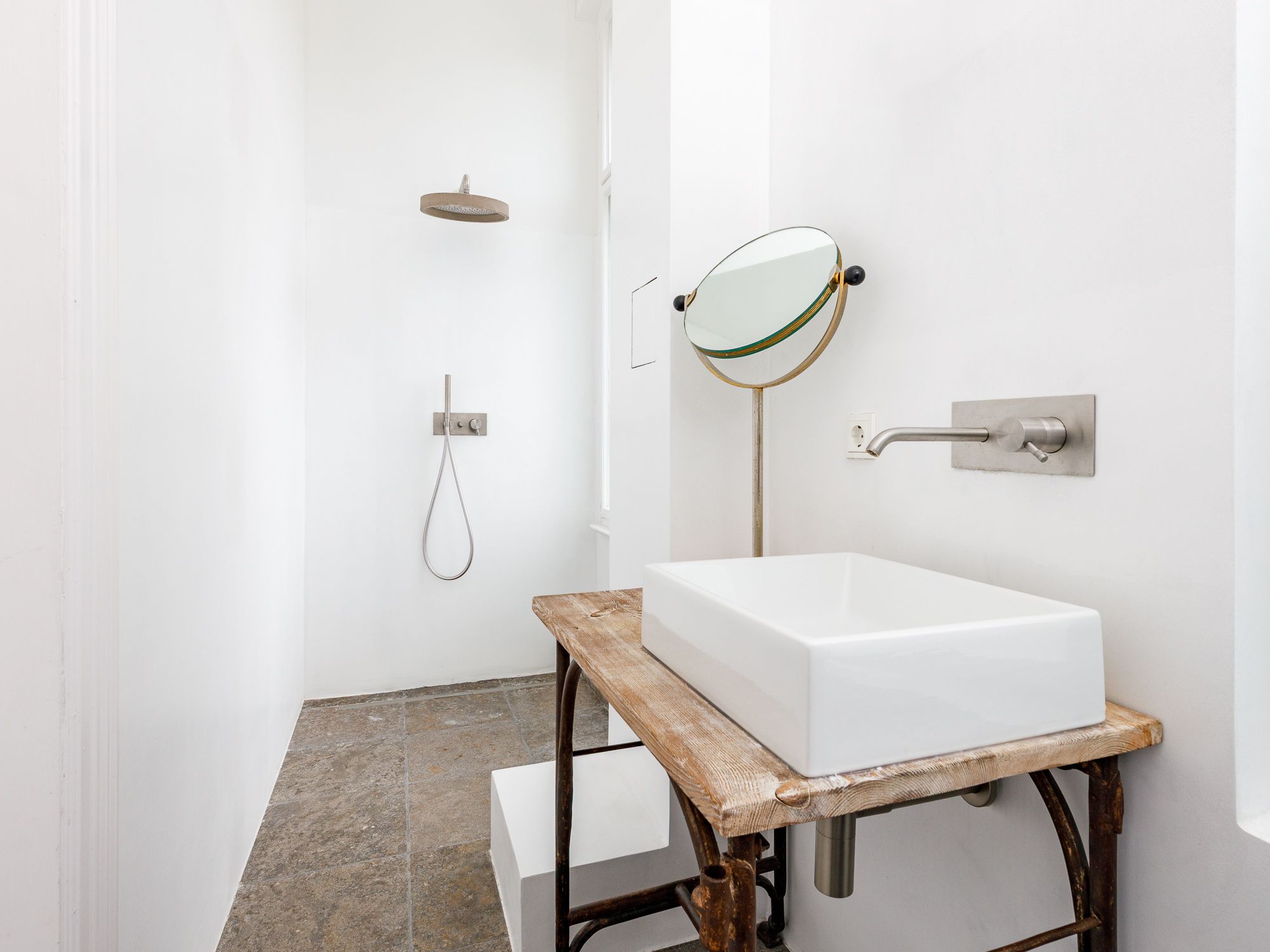 Stately apartment in an old building with separate living quarters, within walking distance of Bayerischer Platz