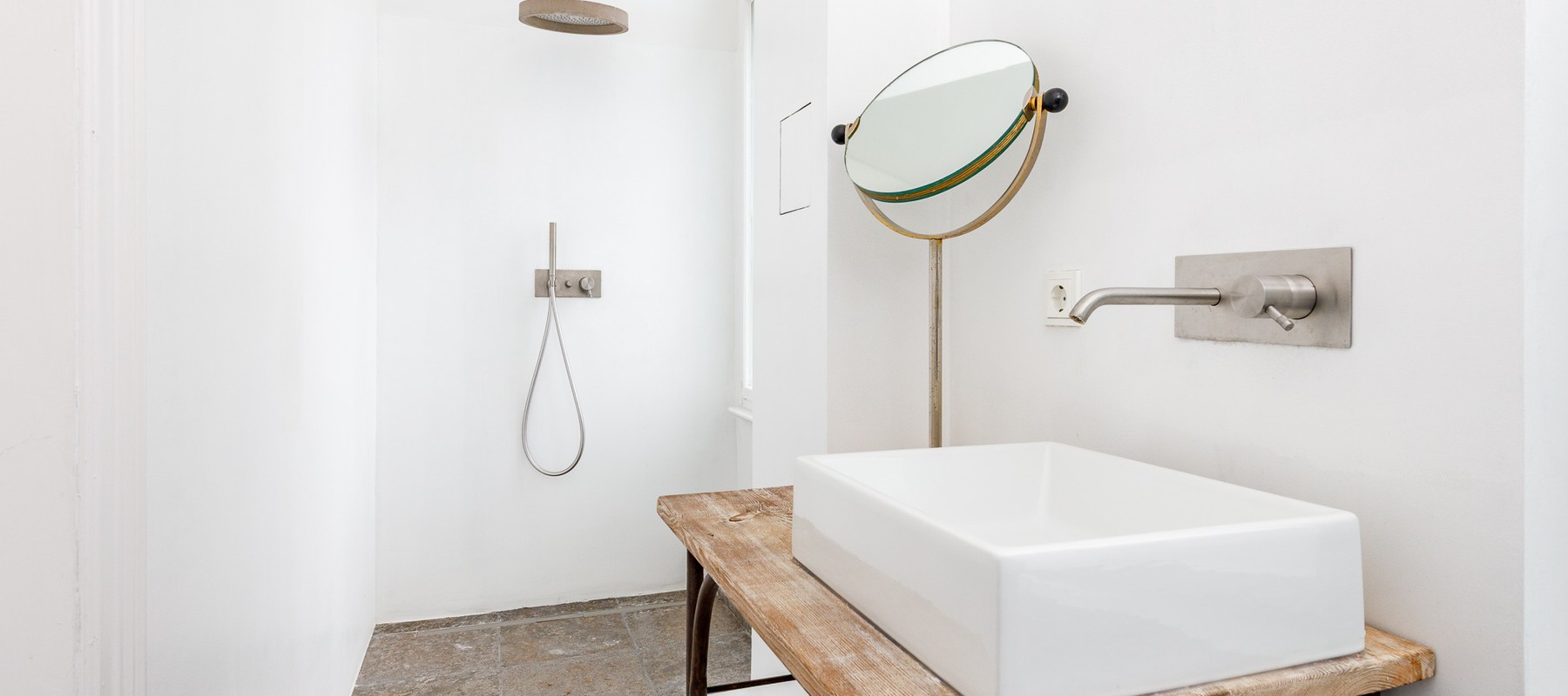 Stately apartment in an old building with separate living quarters, within walking distance of Bayerischer Platz