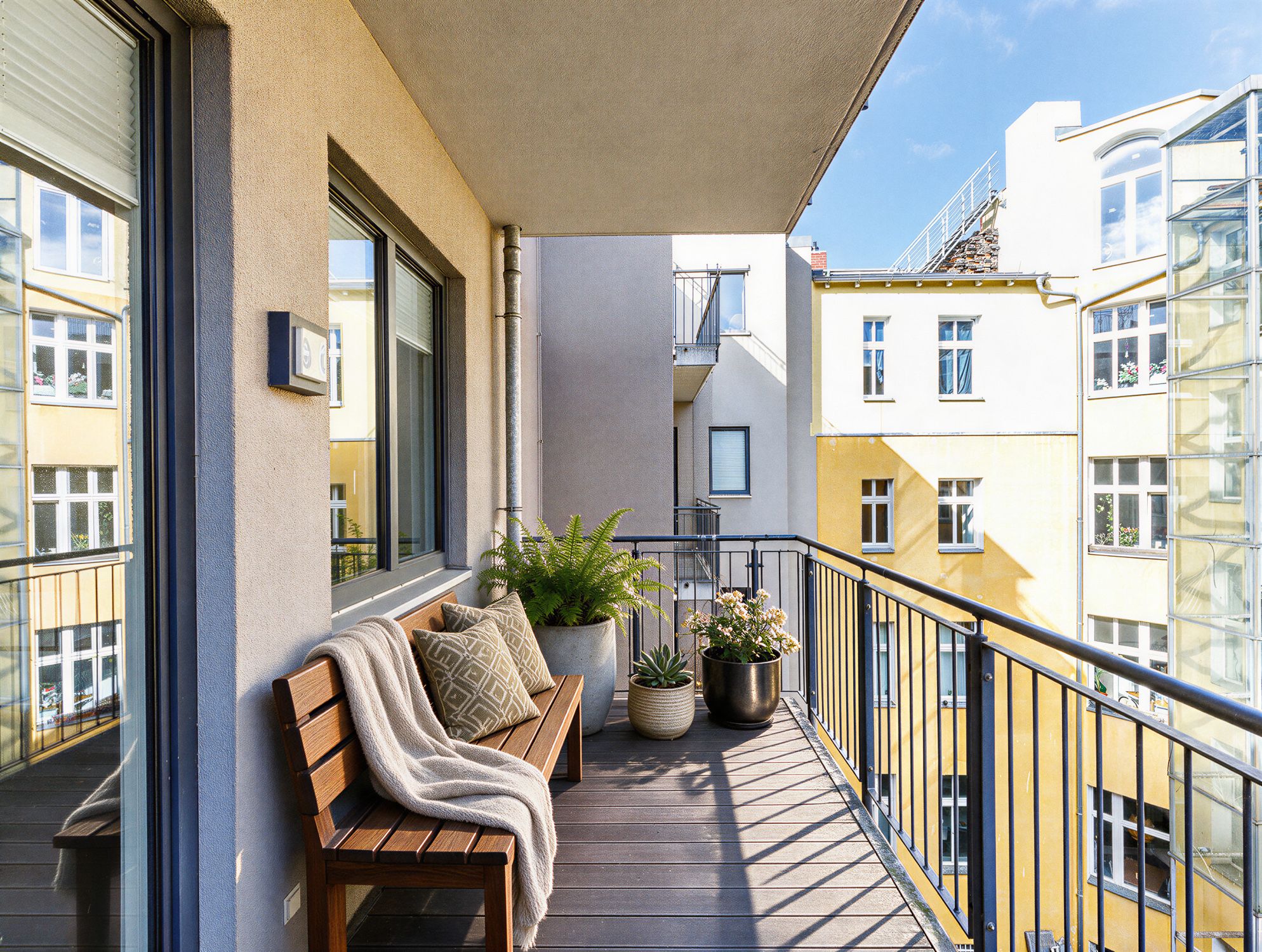 Gemütlicher Balkon zum Innenhof 