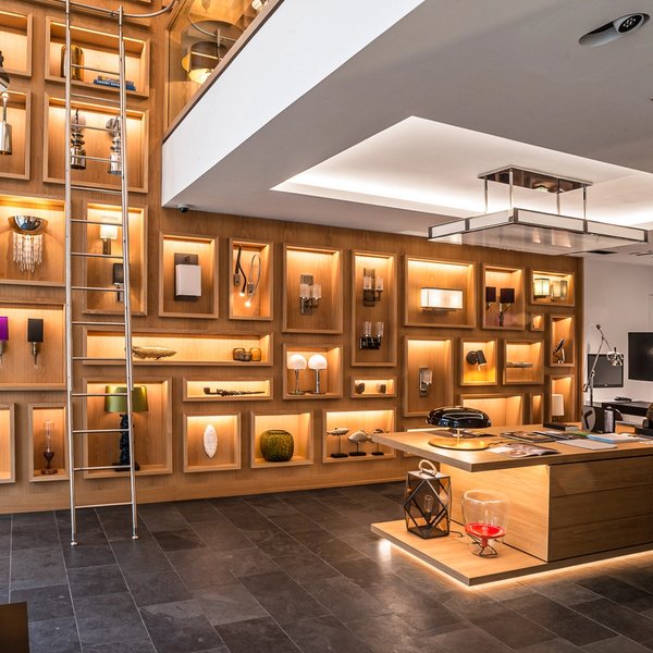 Showroom Leuchten Regalwand Design Beleuchtung Ausstellung