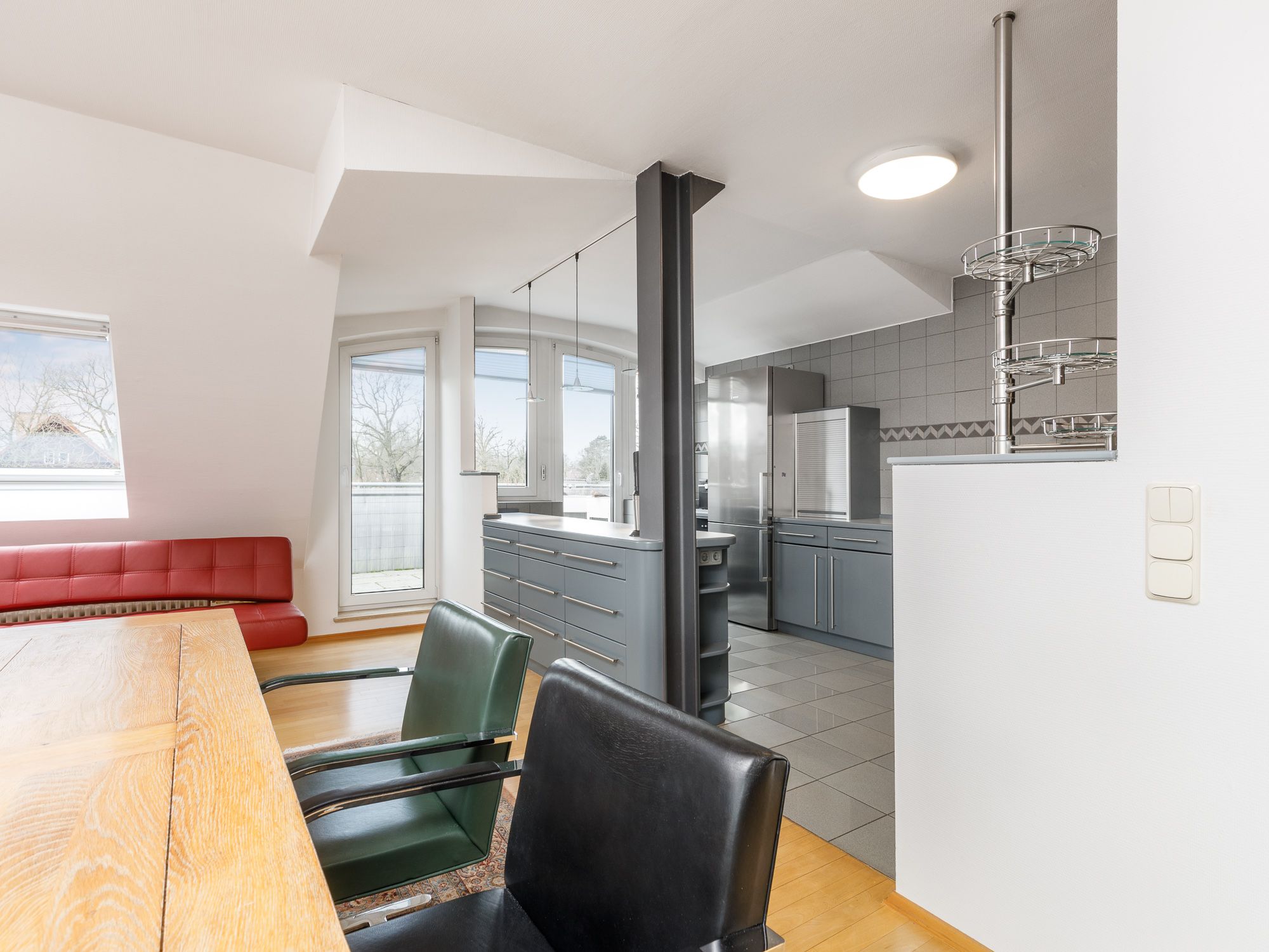 Offener Wohn- & Essbereich mit Balkon