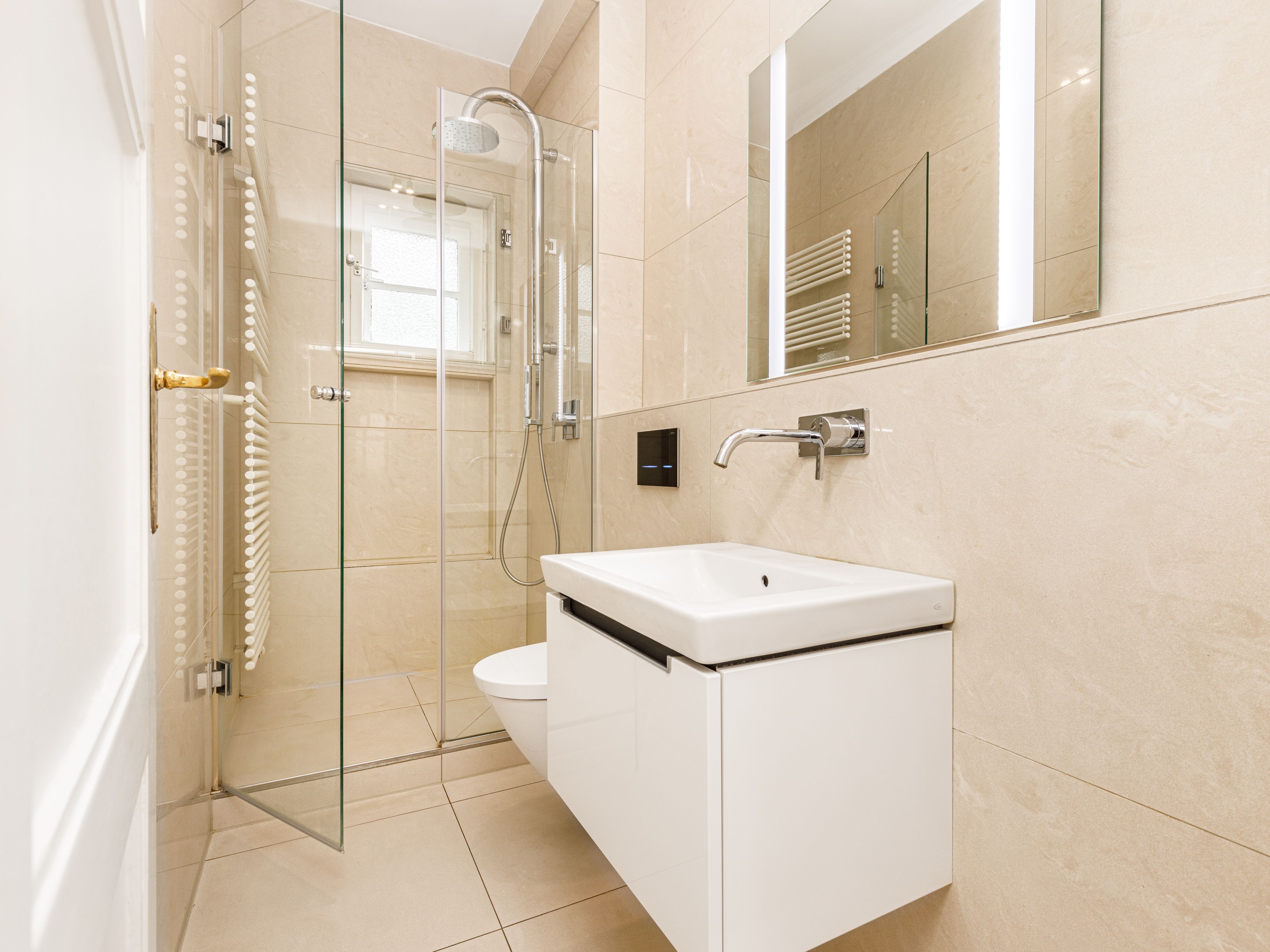 Modernisiertes Duschbad mit walk-in Rainshower und Tagesbelichtung 