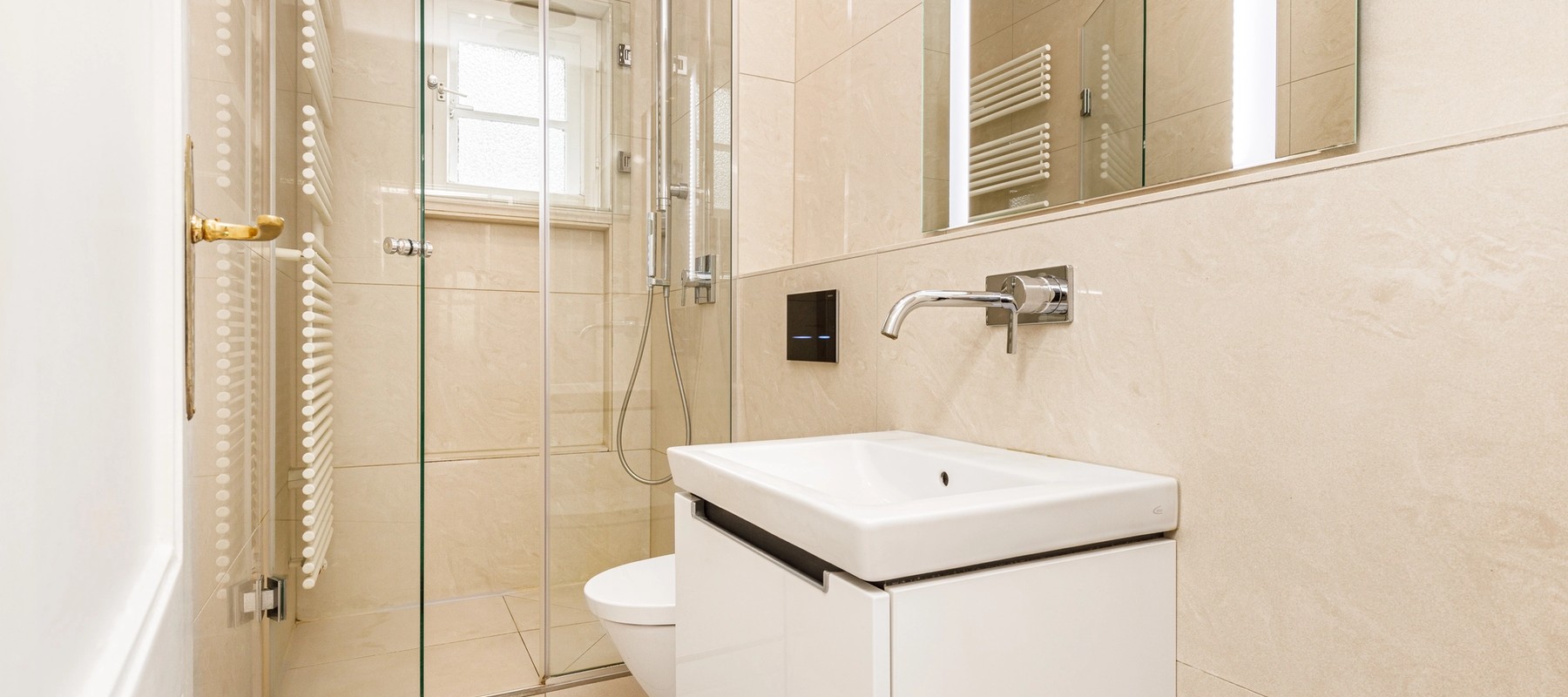 Modernisiertes Duschbad mit walk-in Rainshower und Tagesbelichtung Modernisiertes Duschbad mit walk-in Rainshower und Tagesbelichtung