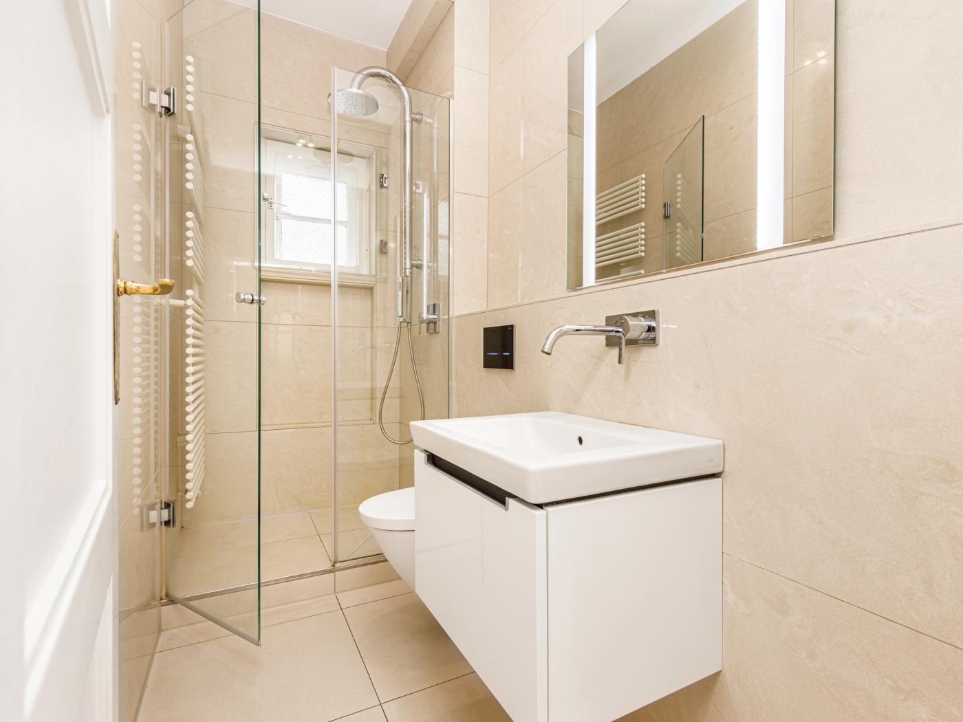 Modernisiertes Duschbad mit walk-in Rainshower und Tagesbelichtung Modernisiertes Duschbad mit walk-in Rainshower und Tagesbelichtung