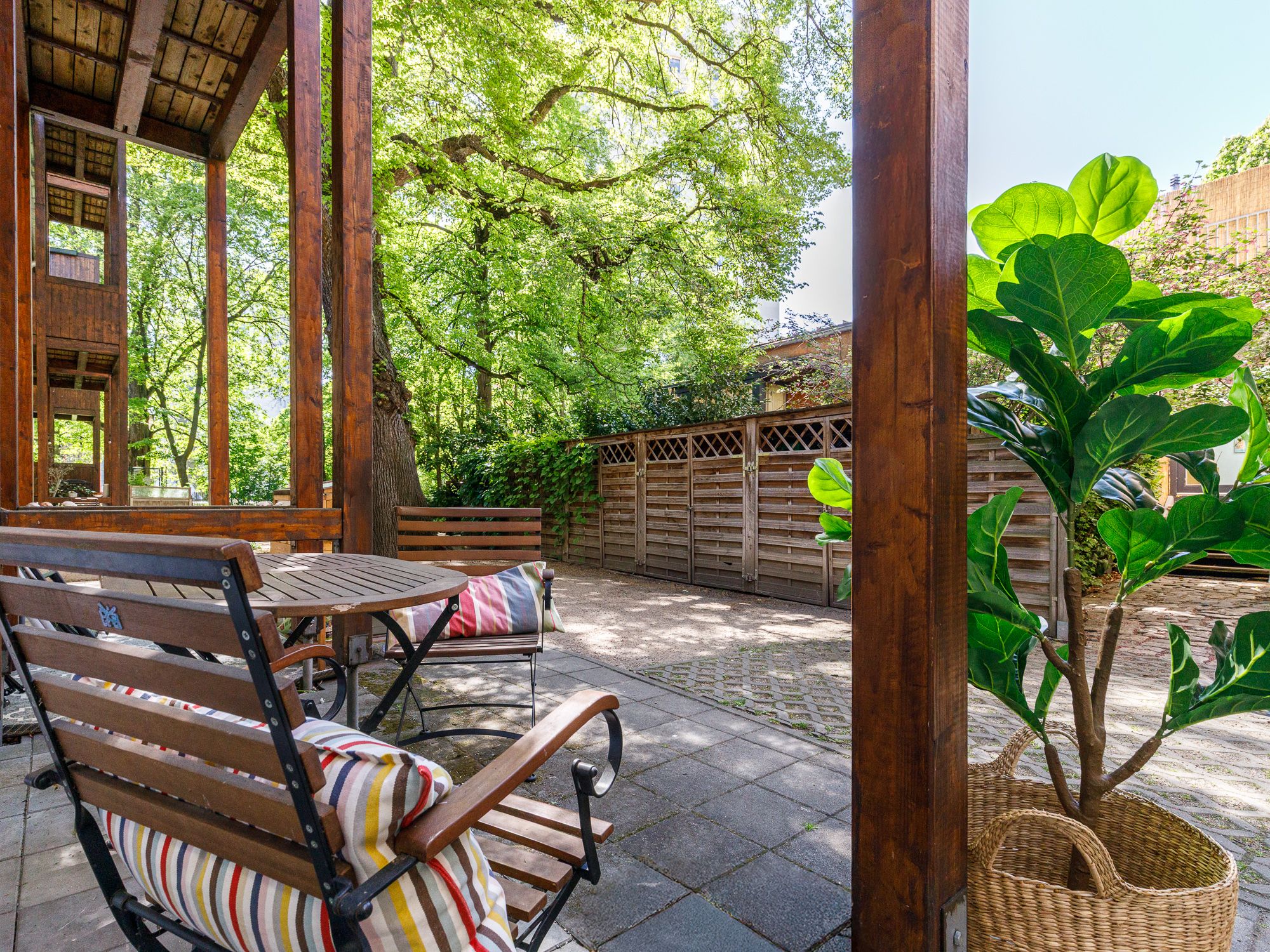 Terrasse im ruhigen Innenhof 