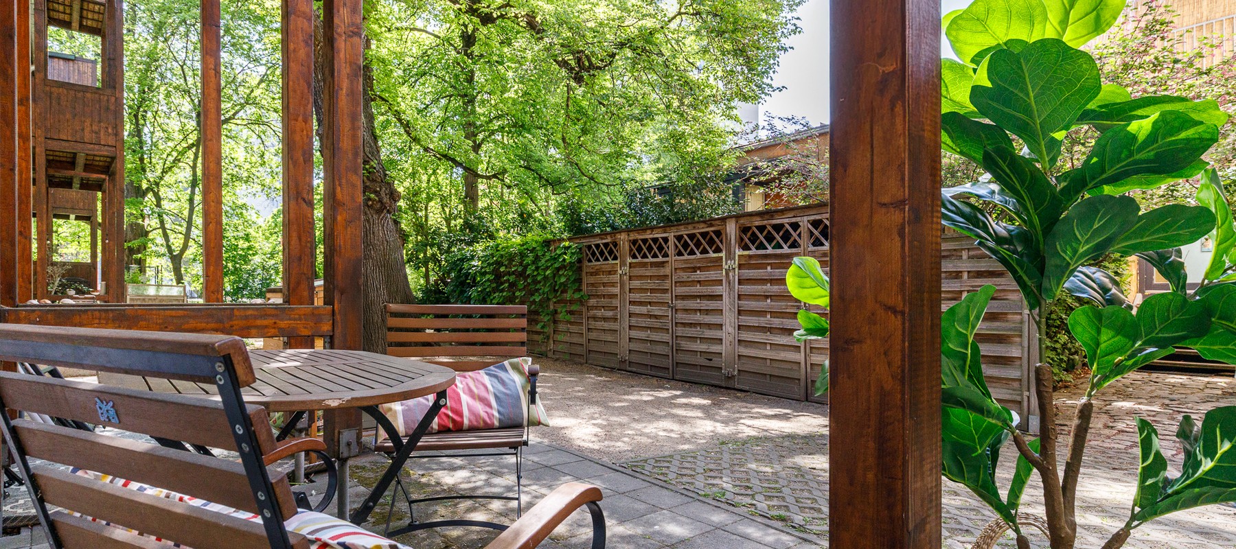 Terrasse im ruhigen Innenhof Terrasse im ruhigen Innenhof