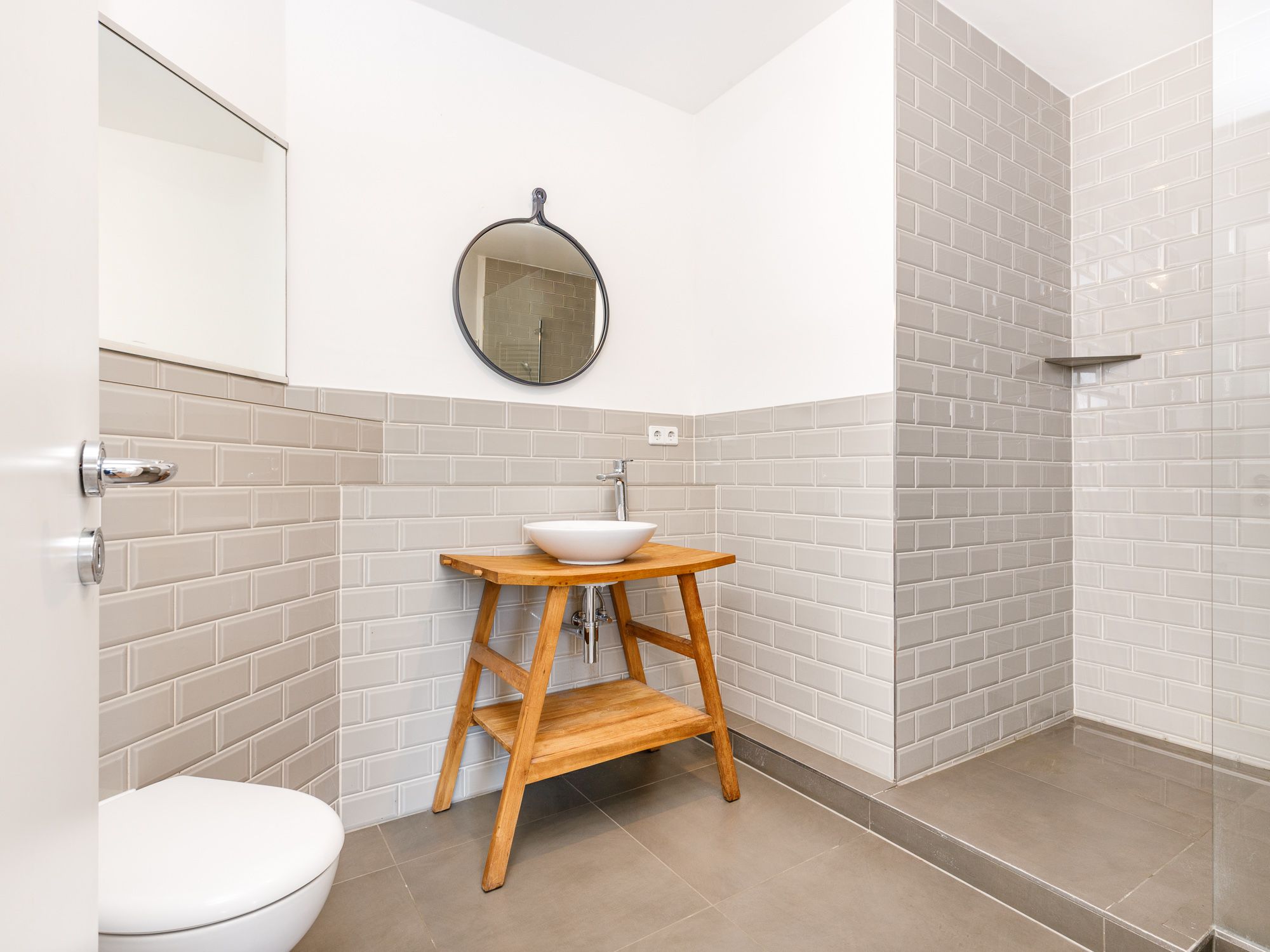 Modern shower room with wall-mounted WC