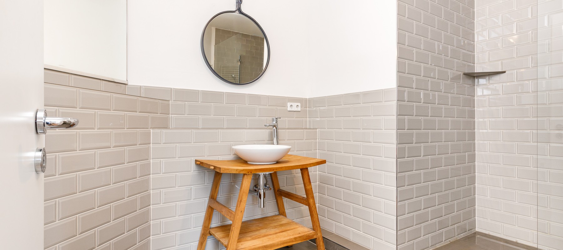 Modern shower room with wall-mounted WC Modern shower room with wall-mounted WC