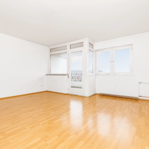 Wohnzimmer Laminat Balkonzugang Fensterfront