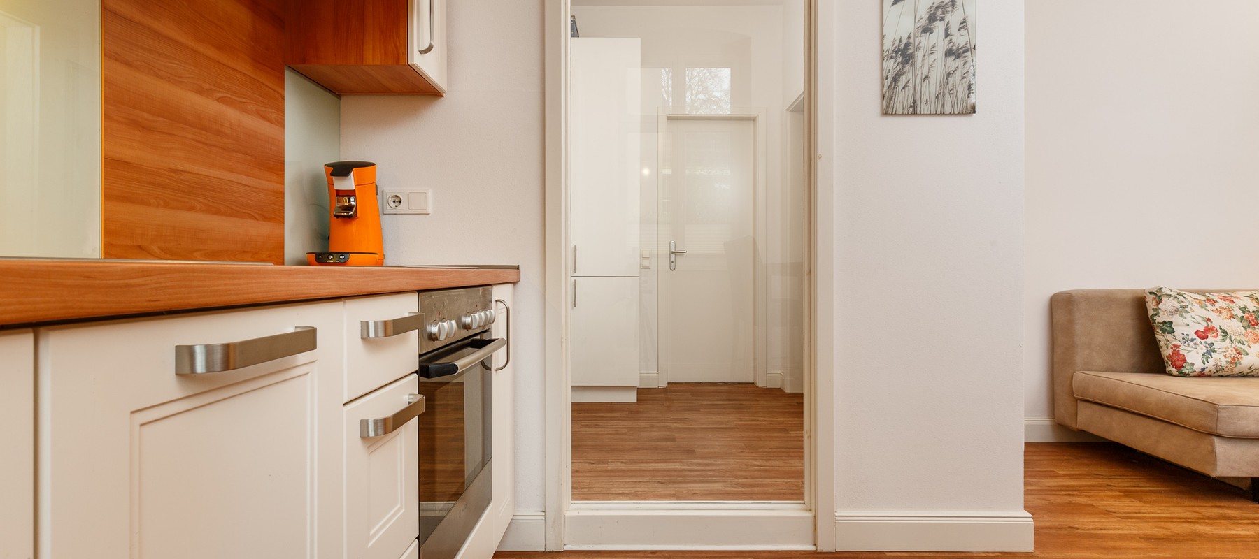 Küche mit Herd, Backofen, Dunstabzugshaube Küche mit Herd, Backofen, Dunstabzugshaube