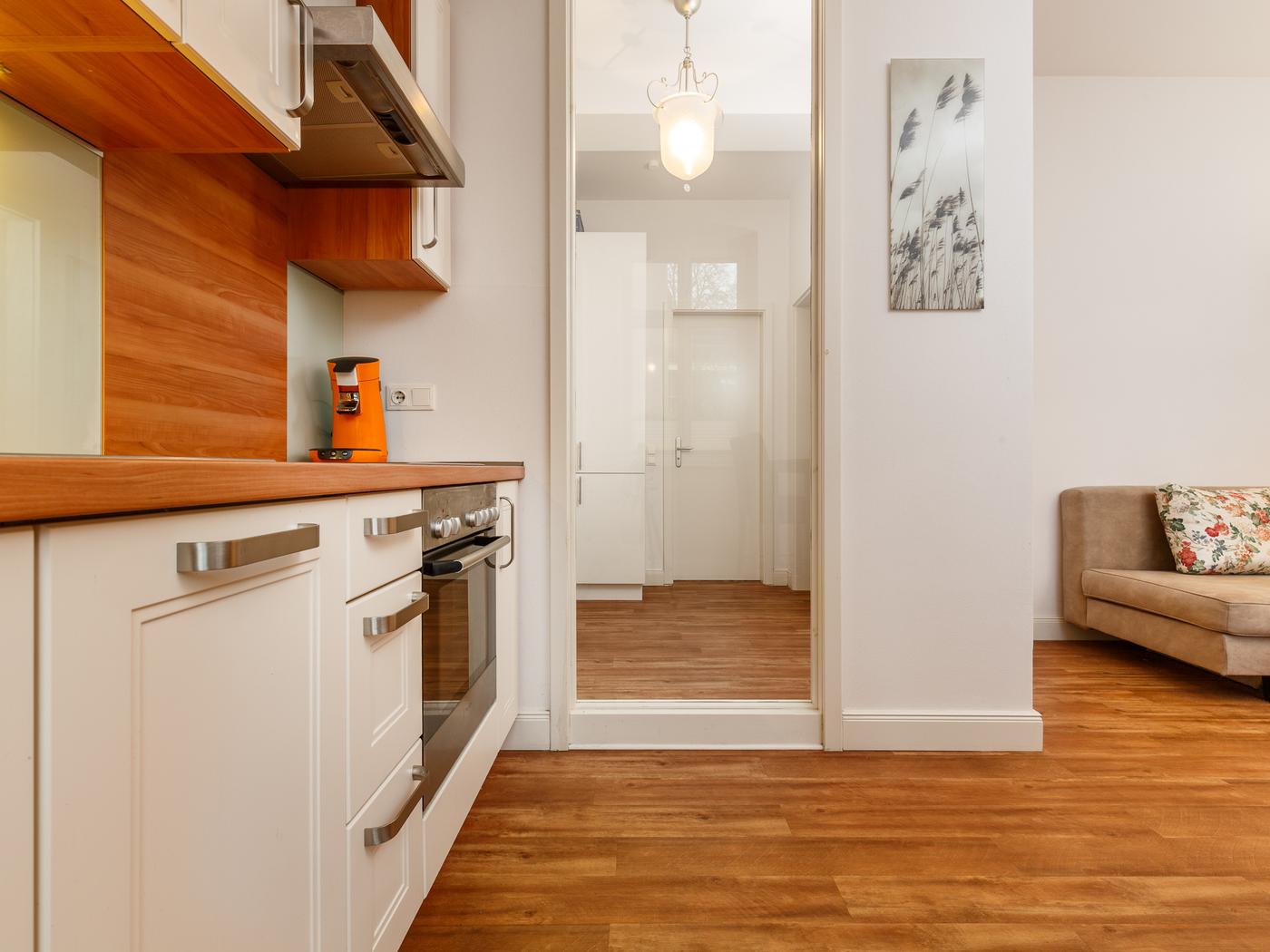 Küche mit Herd, Backofen, Dunstabzugshaube Küche mit Herd, Backofen, Dunstabzugshaube