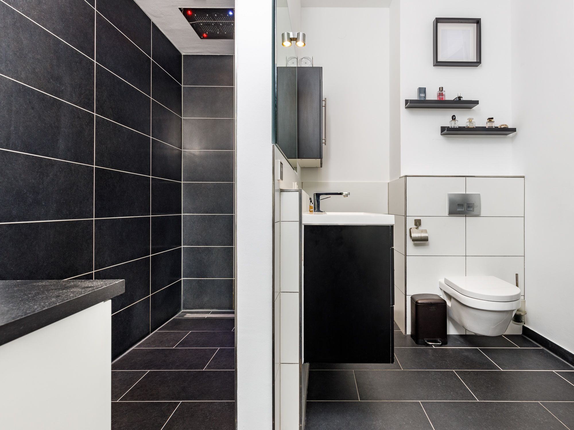 Modernes Duschbad mit walk-in Rainshower 