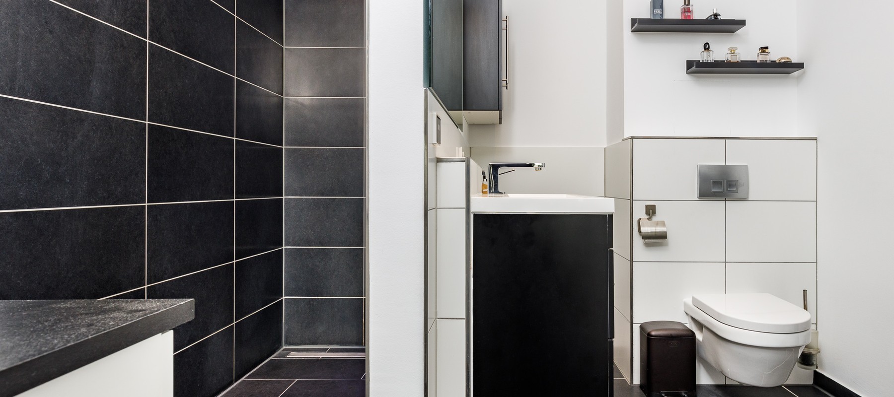 Modernes Duschbad mit walk-in Rainshower Modernes Duschbad mit walk-in Rainshower