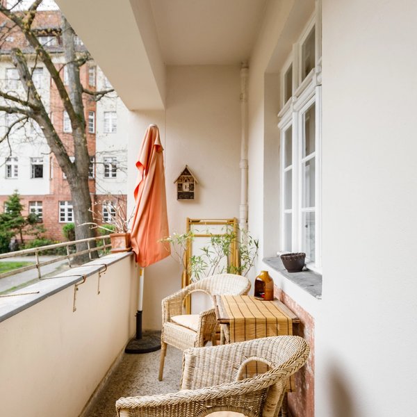 Balkon Innenhof Sitzmöbel Fenster