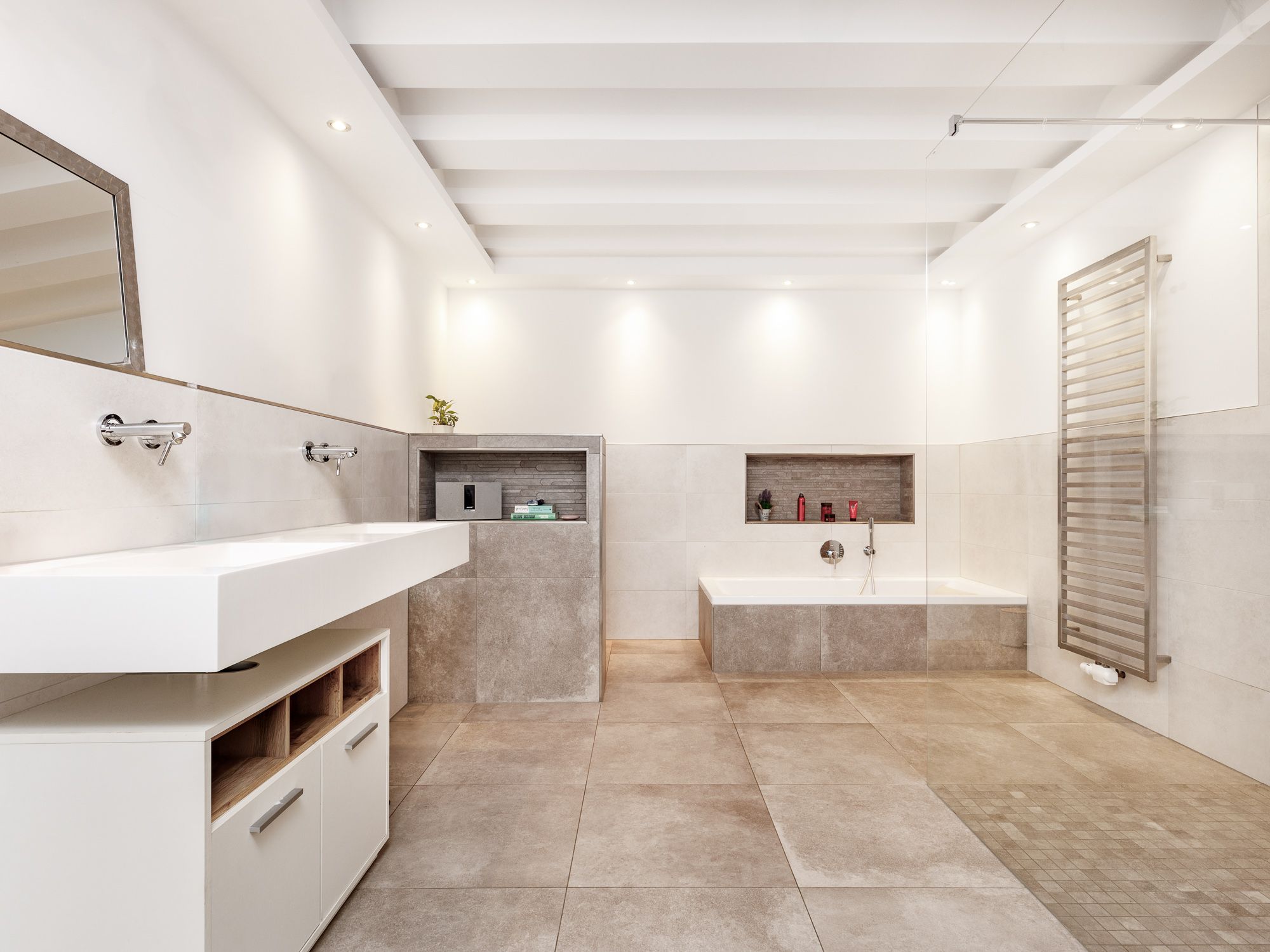 Hochwertiges Vollbad mit Wanne & walk-in Rainshower