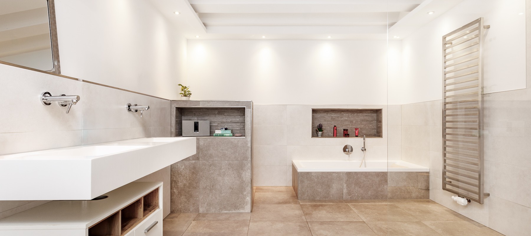 Hochwertiges Vollbad mit Wanne & walk-in Rainshower Hochwertiges Vollbad mit Wanne & walk-in Rainshower