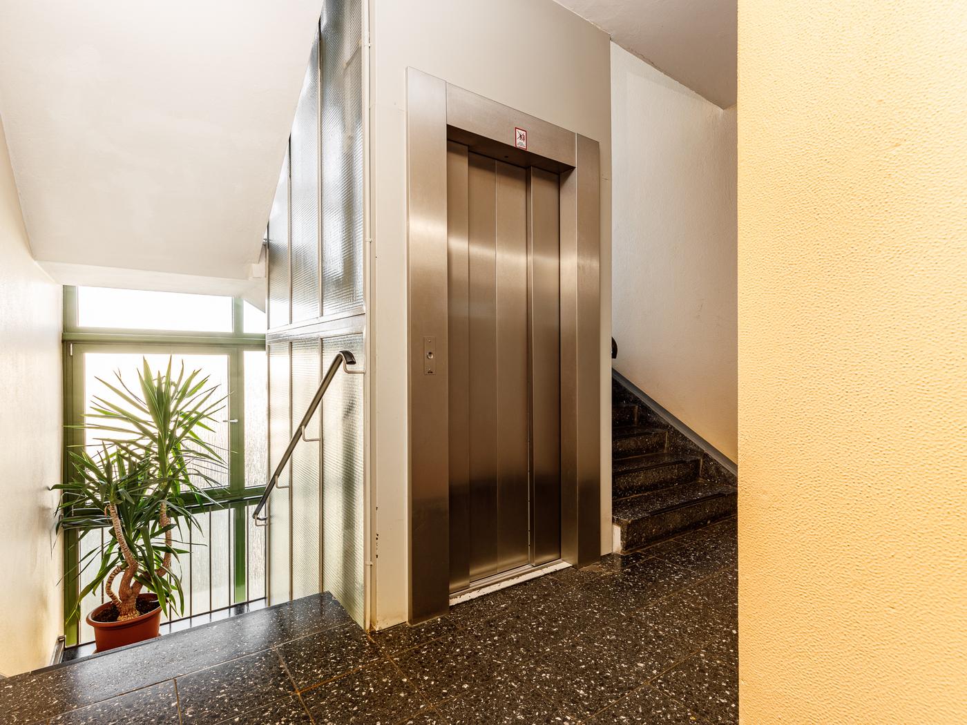 Schönes Treppenhaus mit Fahrstuhl Schönes Treppenhaus mit Fahrstuhl