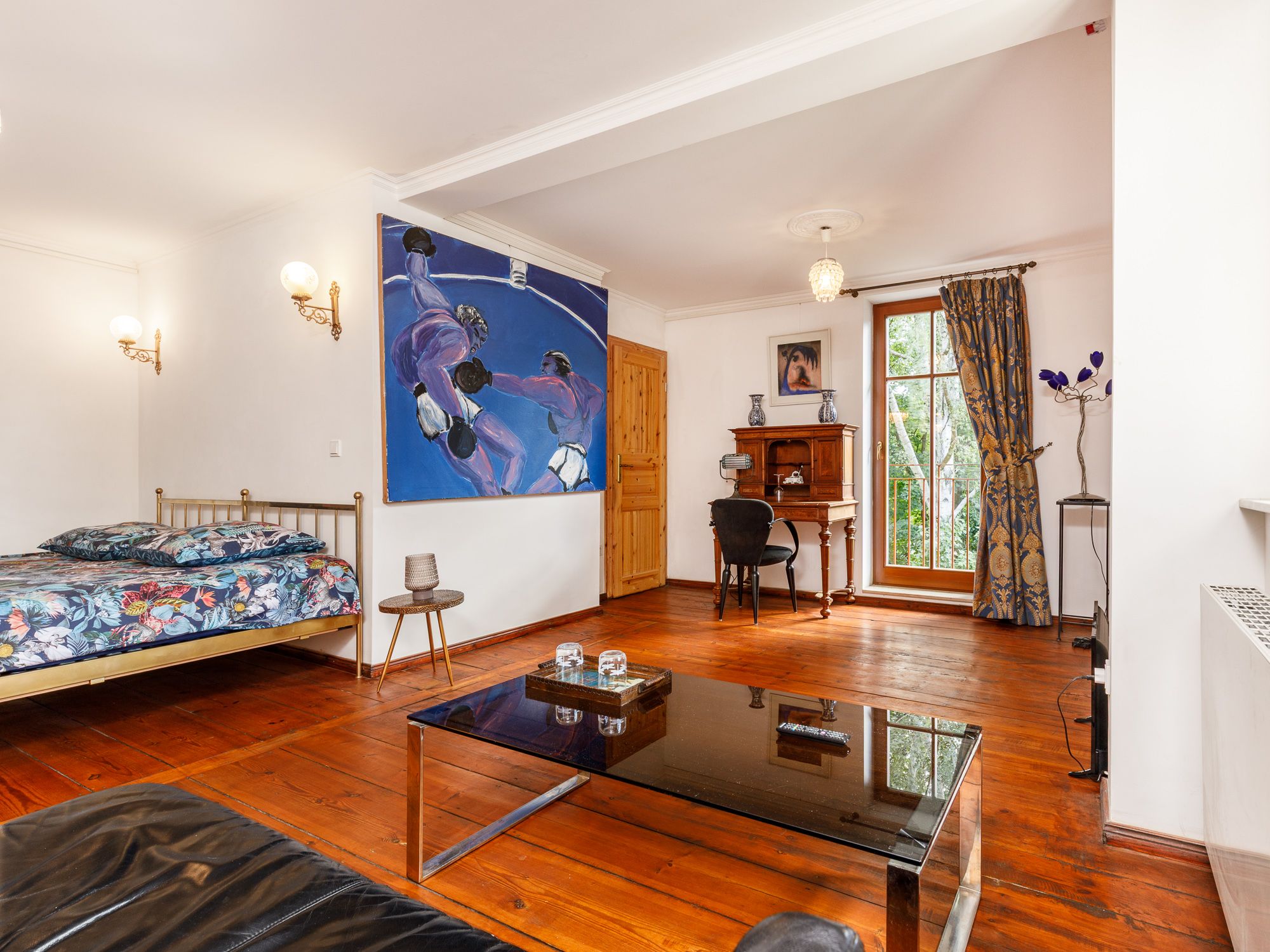 Schlafzimmer mit zwei Eingängen