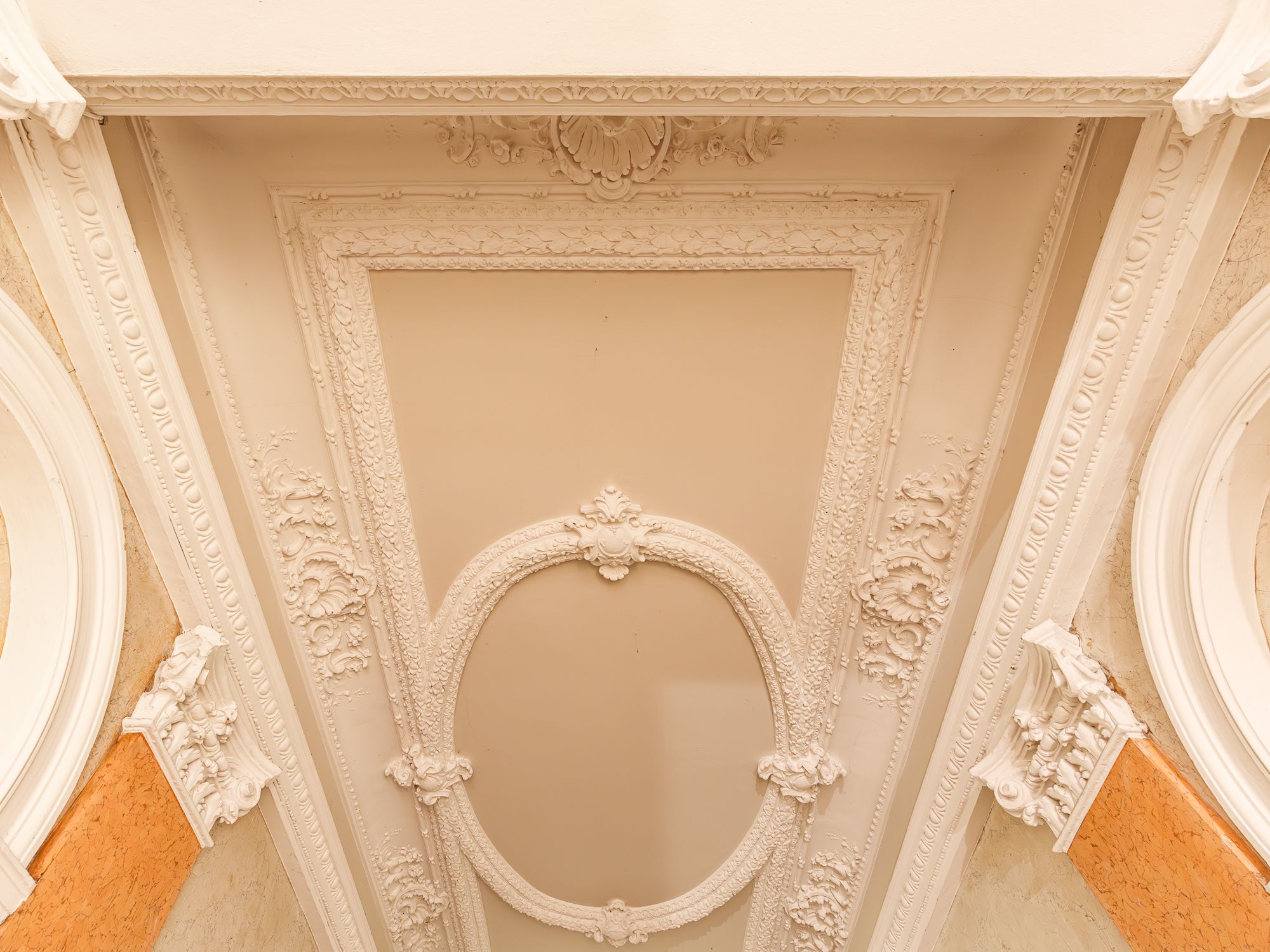 Stuck-Ornamente im Entrée