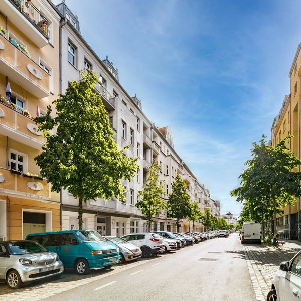 Straßenansicht Gründerzeit Bäume Parkplätze