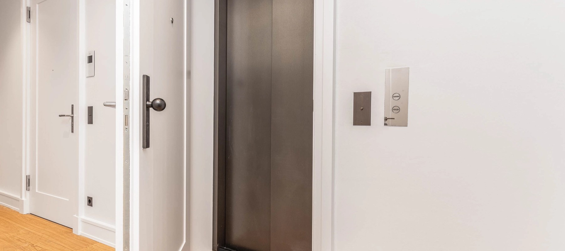 Lift with barrier-free access to the flat Lift with barrier-free access to the flat