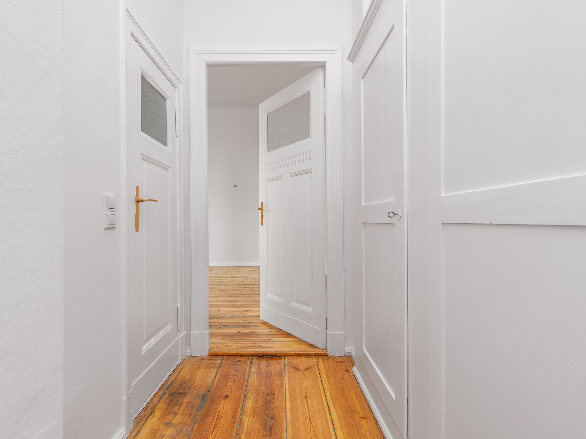 Ansicht vom Flur ins Wohnzimmer 