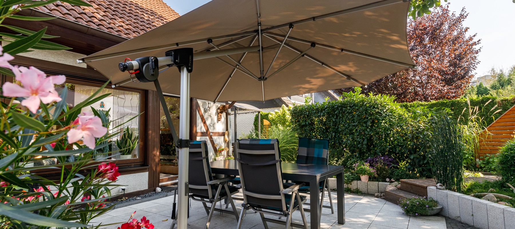 Große Gartenterrasse mit Sonnenschirm Große Gartenterrasse mit Sonnenschirm