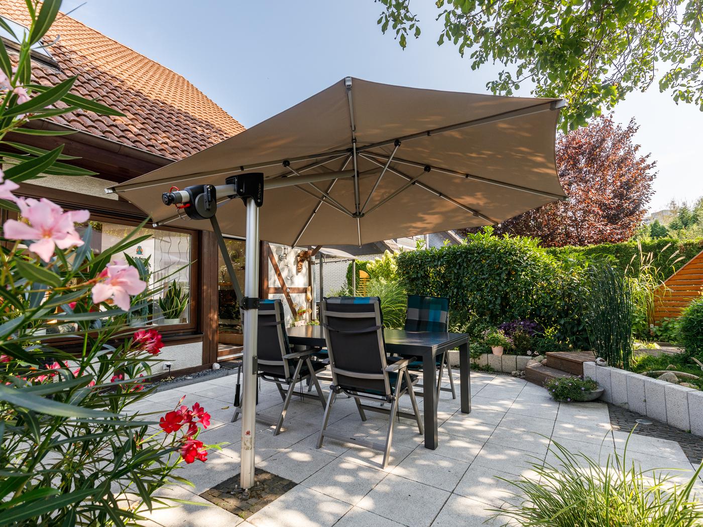 Große Gartenterrasse mit Sonnenschirm Große Gartenterrasse mit Sonnenschirm