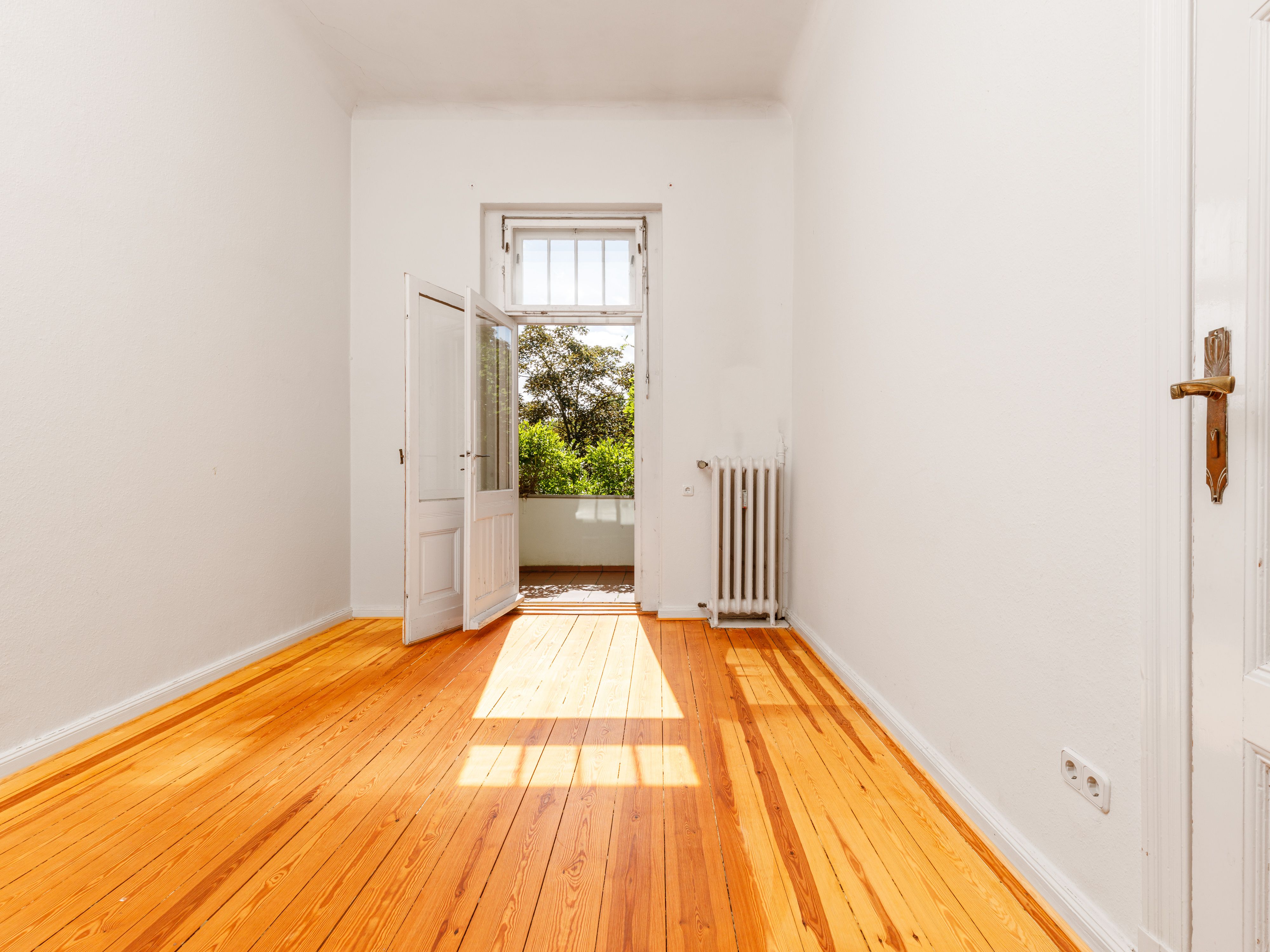 Gemütliches Schlafzimmer mit Balkonzugang 