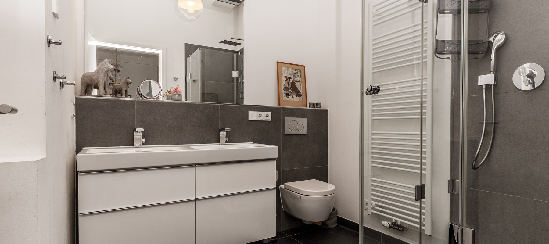 Innenliegendes Bad mit Regendusche Innenliegendes Bad mit Regendusche