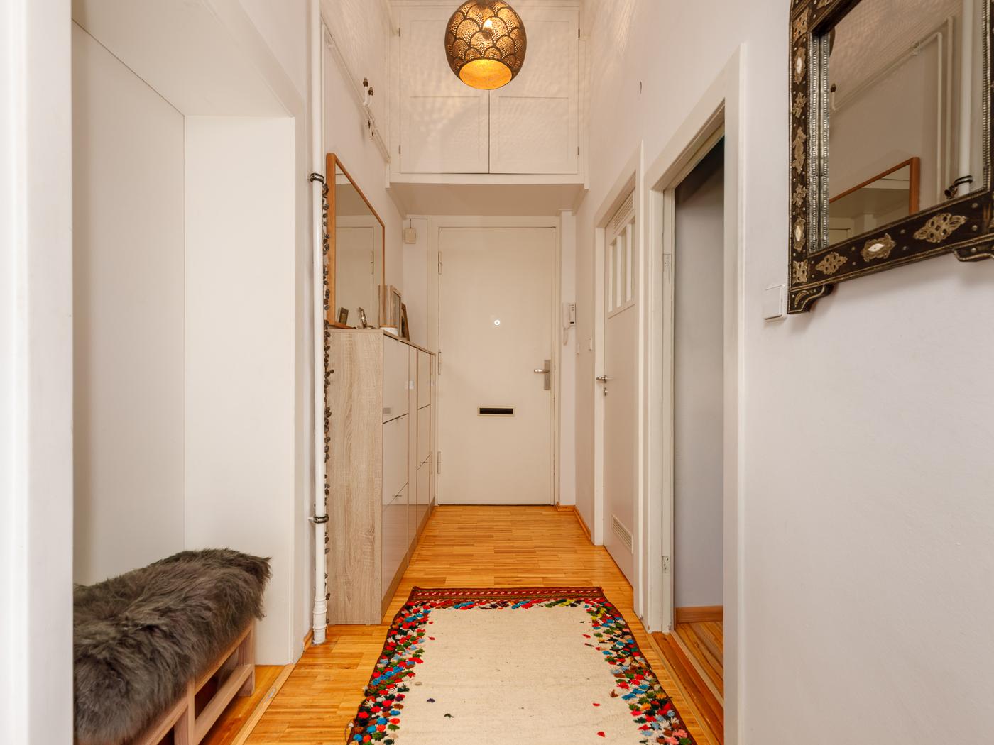 Eingangsbereich und Flur Eingangsbereich und Flur